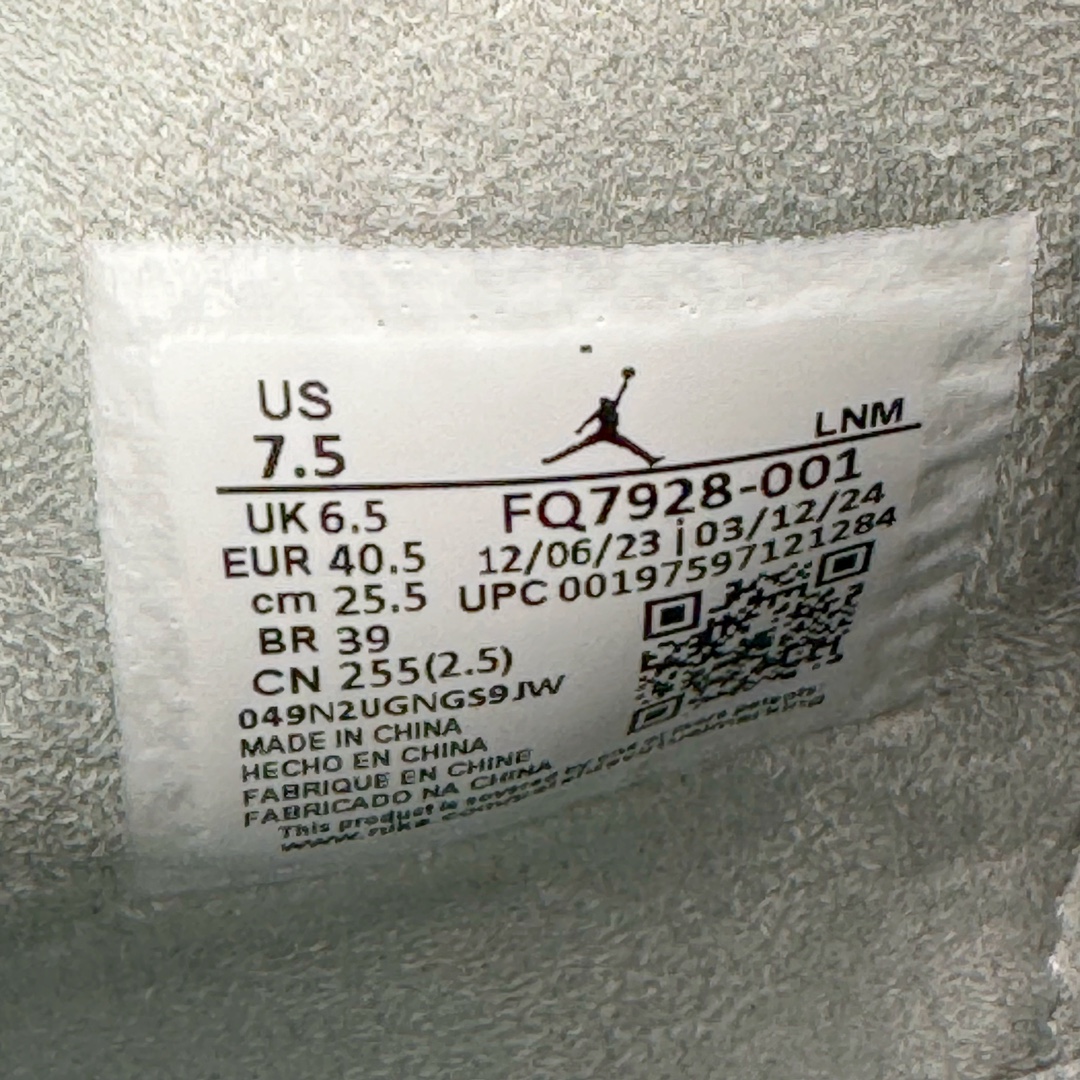 图片[12]-💰300 ＃KZ神版 Air Jordan AJ4 SE “Paris Olympics” 巴黎奥运会 FQ7928-001 独家外贸特供尺码含 45.5 49.5 50.5 国内外口碑最好最推荐的产品 市场中端王者 亲自操刀耗时半年巨作 全套原纸板楦头开发 确保原汁原味 完美呈现四代版型 一比一鞋头弧度高度鞋身弧度 此版本只针对中端市场 皮料材质有所更替 其他数据细节工艺流程均保持一致 绝不口嗨 细节品控鞋型随意秒杀市面3XX 4XX 原厂TPU网格鞋带扣 正确内里网布 菱角分明不变形无多余毛边 柔软性质感一致于原鞋 市场唯一原厂鞋扣模具 背面可见隐藏注塑口 原厂织唛标 原厂飞人电绣工艺 尾指中部跳三针 独家绑鞋带手法 印刷中底布 四线拉帮 米色美纹纸贴合固定 进口港宝加持 后跟自然饱满 全鞋荧光划线卡点 追求极致完美 每一双都是工艺品 多重QC质检 超越公司货的品控标准 实实在在的免检产品 尺码：40 40.5 41 42 42.5 43 44 44.5 45 45.5 46 47.5 48.5 49.5 50.5 编码：by3936070-运动鞋