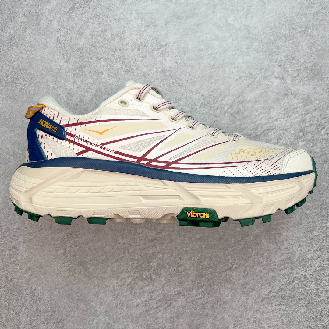 💰180 HOKA ONE ONE Mafate Speed 2 Low 玛法特2代系列低帮轻量户外越野休闲运动慢跑鞋 HOKA ONE ONE 最近推出了一个胶囊系列 Origin Story 这个系列里的 Mafate Speed 2 可以说让我日思夜想有一阵子了 最近终于拔草 让我来分享一下这双也是上脚赞到爆的越野跑鞋吧 以阿尔卑斯山脉作为主题将亮黄色与蓝色调覆盖在这经典轮廓之上 配色的呈现效果相当亮眼 以至于很多人买这个配色是用来日常搭配的 鞋面采用超轻的无缝架构 轻薄的TPU贴在透气的鞋面材料上 减轻重量同时也保证了支撑性 鞋底则采用滚动平衡技术 引导跑者回归自然步态 祖传的神奇EVA材质中底依旧是一如既往地表现优秀 能提供充足的缓震 作为HOKA家的越野跑鞋 VIBRAM 橡胶大底也是必不可少的 即便在复杂湿滑的地形 依旧能有良好的抓地力及稳定性 鞋带采用了弹性不易松脱的扁宽弹性鞋带 前掌与中掌部分也进行了加宽 也更加适合亚洲人的脚型 是一款十分全面且足够强悍的户外硬核越野鞋 而这双极其亮眼的越野跑鞋恰好又是在江山一百中参赛的UTMB冠军 Ludovic POMMERET 夺冠时穿着的战靴 这就让它变得更加有吸引力了 用来日常搭配的话短裤是基本不挑 长裤我个人推荐阔腿裤 工装裤以及各种长筒牛仔裤都可以 SIZE：36 36.5 37.5 38 38.5 39 40 40.5 41 42 42.5 43 44 44.5 45 编码：Sby2936050-运动鞋