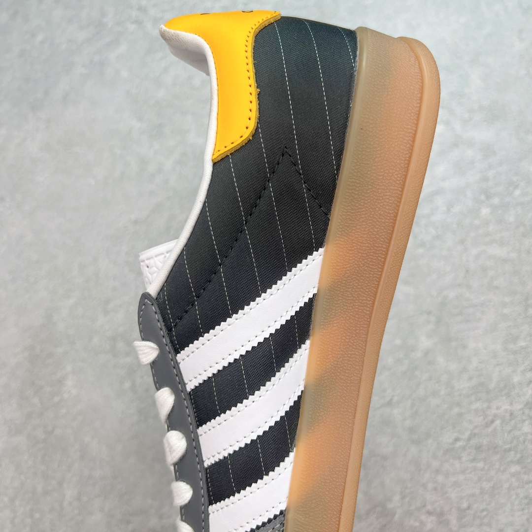 图片[7]-💰180 ＃S2纯原 AD Original Gazelle Indoor Trainers 瞪羚室内鞋系列低帮复古百搭休闲运动德训风板鞋 黑色 IF9642 高端零售特供批次 原厂定制长毛翻毛皮组合环保纤维革鞋面材质 内置环保海玻璃鞋垫 外置RB橡胶大底 产品品控稳定性领先行业 原厂全套原楦原纸板冲刀磨具开发 原厂皮料加持 原厂港宝加持定型后跟R度完美 将复古进行到底 简约流畅 三十年不变经典 这款Gazelle运动鞋 无论面料、配色、质感或设计 都只在重现其1991年原款的经典 皮革鞋面 撞色三条纹和鞋跟标的设计 力求呈现90年代的经典复古风潮 Samba火热的同时 也带动了其它的复古鞋型 Gazelle便是其中一只 Gazelle Indoor拥有包边更宽的T字型鞋头 更好的保护运动员的前掌 浓浓的复古氛围感 非常适合现在流行的Cleanfit风格 SIZE：36 36.5 37.5 38 38.5 39 40 40.5 41 42 42.5 43 44 44.5 45 46 编码：by2936050-运动鞋