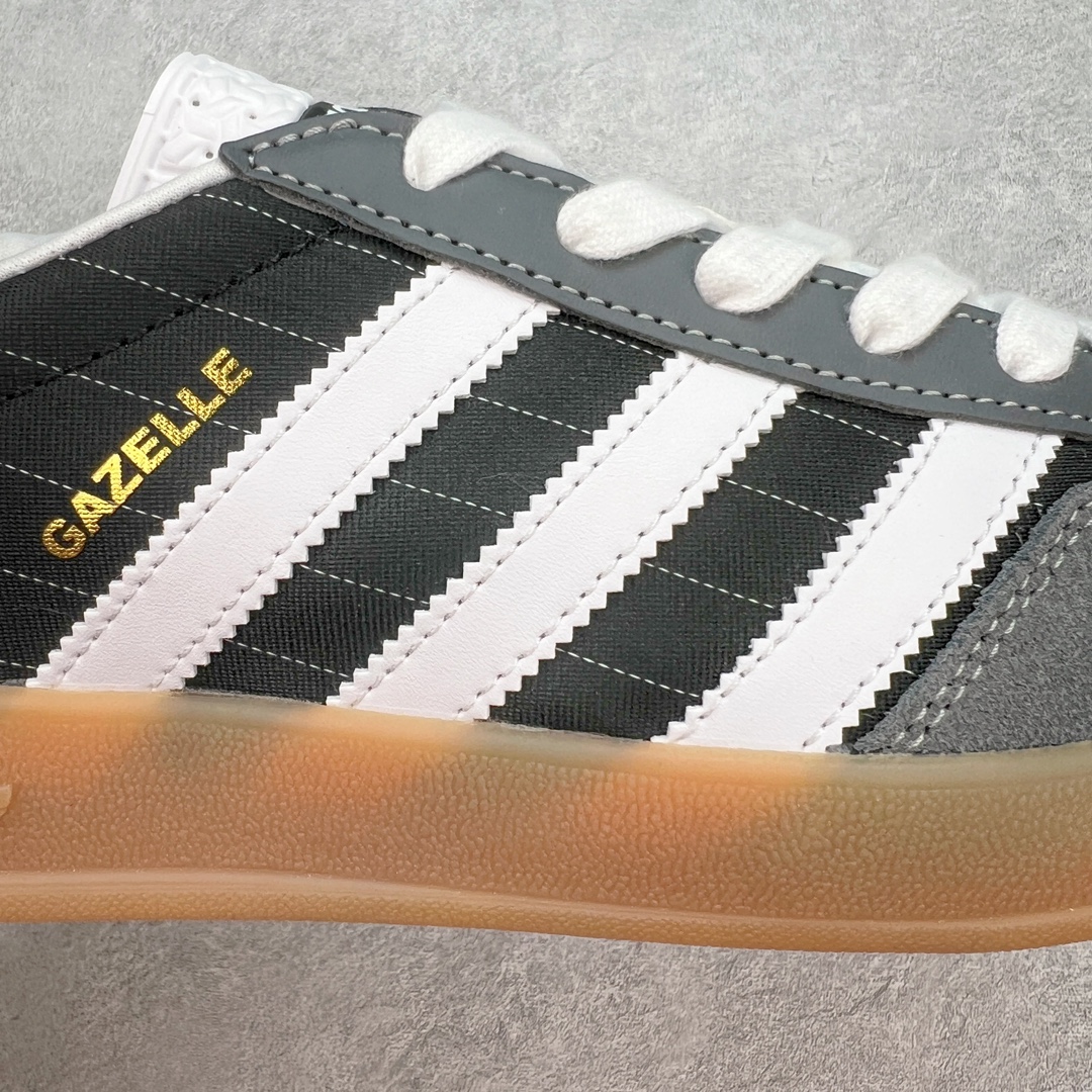 图片[18]-💰180 ＃S2纯原 AD Original Gazelle Indoor Trainers 瞪羚室内鞋系列低帮复古百搭休闲运动德训风板鞋 黑色 IF9642 高端零售特供批次 原厂定制长毛翻毛皮组合环保纤维革鞋面材质 内置环保海玻璃鞋垫 外置RB橡胶大底 产品品控稳定性领先行业 原厂全套原楦原纸板冲刀磨具开发 原厂皮料加持 原厂港宝加持定型后跟R度完美 将复古进行到底 简约流畅 三十年不变经典 这款Gazelle运动鞋 无论面料、配色、质感或设计 都只在重现其1991年原款的经典 皮革鞋面 撞色三条纹和鞋跟标的设计 力求呈现90年代的经典复古风潮 Samba火热的同时 也带动了其它的复古鞋型 Gazelle便是其中一只 Gazelle Indoor拥有包边更宽的T字型鞋头 更好的保护运动员的前掌 浓浓的复古氛围感 非常适合现在流行的Cleanfit风格 SIZE：36 36.5 37.5 38 38.5 39 40 40.5 41 42 42.5 43 44 44.5 45 46 编码：by2936050-运动鞋