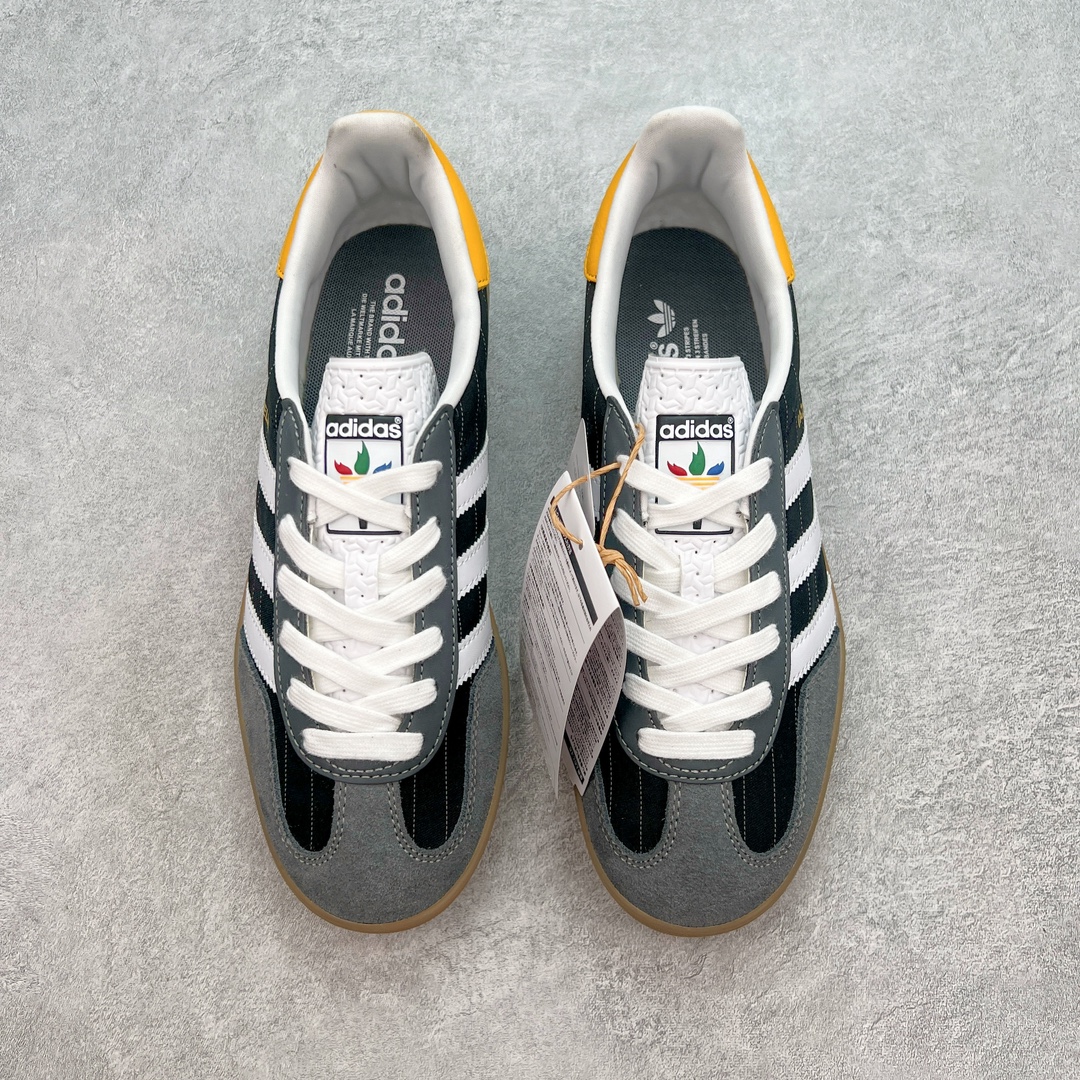 图片[2]-💰180 ＃S2纯原 AD Original Gazelle Indoor Trainers 瞪羚室内鞋系列低帮复古百搭休闲运动德训风板鞋 黑色 IF9642 高端零售特供批次 原厂定制长毛翻毛皮组合环保纤维革鞋面材质 内置环保海玻璃鞋垫 外置RB橡胶大底 产品品控稳定性领先行业 原厂全套原楦原纸板冲刀磨具开发 原厂皮料加持 原厂港宝加持定型后跟R度完美 将复古进行到底 简约流畅 三十年不变经典 这款Gazelle运动鞋 无论面料、配色、质感或设计 都只在重现其1991年原款的经典 皮革鞋面 撞色三条纹和鞋跟标的设计 力求呈现90年代的经典复古风潮 Samba火热的同时 也带动了其它的复古鞋型 Gazelle便是其中一只 Gazelle Indoor拥有包边更宽的T字型鞋头 更好的保护运动员的前掌 浓浓的复古氛围感 非常适合现在流行的Cleanfit风格 SIZE：36 36.5 37.5 38 38.5 39 40 40.5 41 42 42.5 43 44 44.5 45 46 编码：by2936050-运动鞋