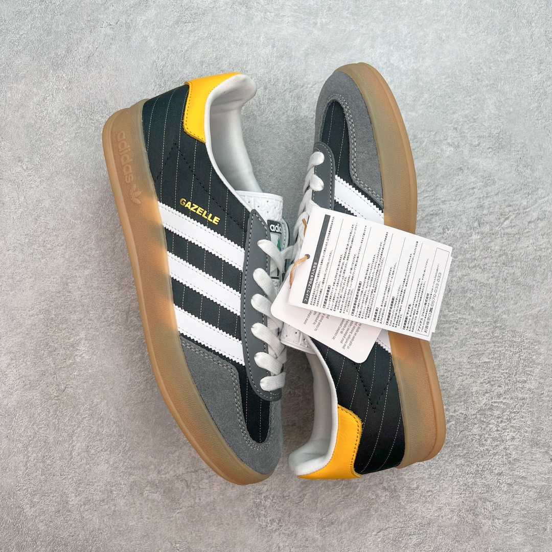 图片[3]-💰180 ＃S2纯原 AD Original Gazelle Indoor Trainers 瞪羚室内鞋系列低帮复古百搭休闲运动德训风板鞋 黑色 IF9642 高端零售特供批次 原厂定制长毛翻毛皮组合环保纤维革鞋面材质 内置环保海玻璃鞋垫 外置RB橡胶大底 产品品控稳定性领先行业 原厂全套原楦原纸板冲刀磨具开发 原厂皮料加持 原厂港宝加持定型后跟R度完美 将复古进行到底 简约流畅 三十年不变经典 这款Gazelle运动鞋 无论面料、配色、质感或设计 都只在重现其1991年原款的经典 皮革鞋面 撞色三条纹和鞋跟标的设计 力求呈现90年代的经典复古风潮 Samba火热的同时 也带动了其它的复古鞋型 Gazelle便是其中一只 Gazelle Indoor拥有包边更宽的T字型鞋头 更好的保护运动员的前掌 浓浓的复古氛围感 非常适合现在流行的Cleanfit风格 SIZE：36 36.5 37.5 38 38.5 39 40 40.5 41 42 42.5 43 44 44.5 45 46 编码：by2936050-运动鞋