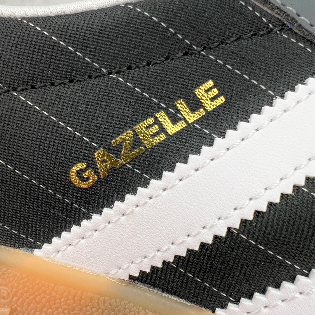 图片[17]-💰180 ＃S2纯原 AD Original Gazelle Indoor Trainers 瞪羚室内鞋系列低帮复古百搭休闲运动德训风板鞋 黑色 IF9642 高端零售特供批次 原厂定制长毛翻毛皮组合环保纤维革鞋面材质 内置环保海玻璃鞋垫 外置RB橡胶大底 产品品控稳定性领先行业 原厂全套原楦原纸板冲刀磨具开发 原厂皮料加持 原厂港宝加持定型后跟R度完美 将复古进行到底 简约流畅 三十年不变经典 这款Gazelle运动鞋 无论面料、配色、质感或设计 都只在重现其1991年原款的经典 皮革鞋面 撞色三条纹和鞋跟标的设计 力求呈现90年代的经典复古风潮 Samba火热的同时 也带动了其它的复古鞋型 Gazelle便是其中一只 Gazelle Indoor拥有包边更宽的T字型鞋头 更好的保护运动员的前掌 浓浓的复古氛围感 非常适合现在流行的Cleanfit风格 SIZE：36 36.5 37.5 38 38.5 39 40 40.5 41 42 42.5 43 44 44.5 45 46 编码：by2936050-运动鞋