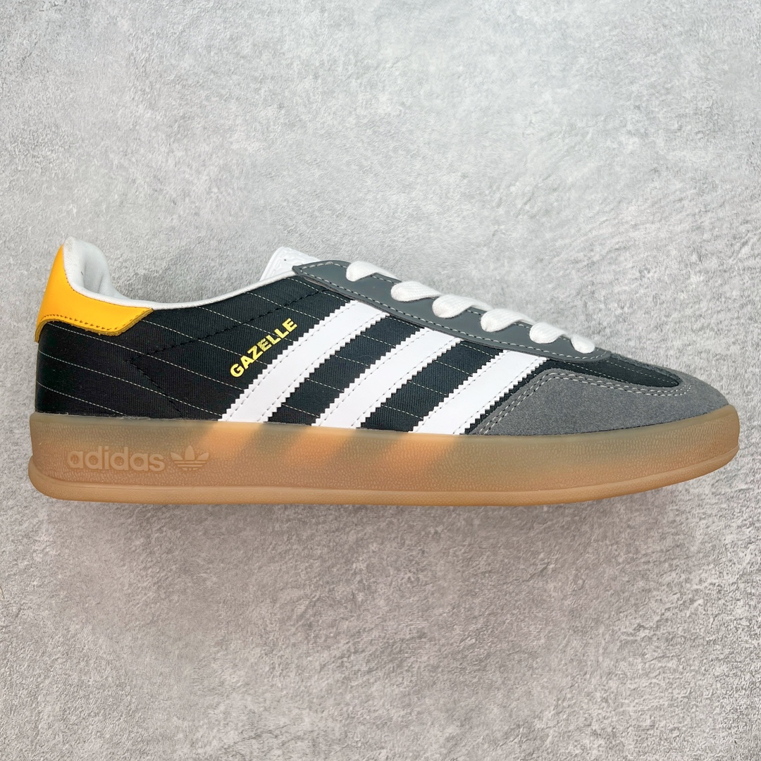 💰180 ＃S2纯原 AD Original Gazelle Indoor Trainers 瞪羚室内鞋系列低帮复古百搭休闲运动德训风板鞋 黑色 IF9642 高端零售特供批次 原厂定制长毛翻毛皮组合环保纤维革鞋面材质 内置环保海玻璃鞋垫 外置RB橡胶大底 产品品控稳定性领先行业 原厂全套原楦原纸板冲刀磨具开发 原厂皮料加持 原厂港宝加持定型后跟R度完美 将复古进行到底 简约流畅 三十年不变经典 这款Gazelle运动鞋 无论面料、配色、质感或设计 都只在重现其1991年原款的经典 皮革鞋面 撞色三条纹和鞋跟标的设计 力求呈现90年代的经典复古风潮 Samba火热的同时 也带动了其它的复古鞋型 Gazelle便是其中一只 Gazelle Indoor拥有包边更宽的T字型鞋头 更好的保护运动员的前掌 浓浓的复古氛围感 非常适合现在流行的Cleanfit风格 SIZE：36 36.5 37.5 38 38.5 39 40 40.5 41 42 42.5 43 44 44.5 45 46 编码：by2936050-运动鞋