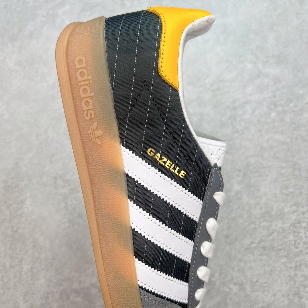 图片[6]-💰180 ＃S2纯原 AD Original Gazelle Indoor Trainers 瞪羚室内鞋系列低帮复古百搭休闲运动德训风板鞋 黑色 IF9642 高端零售特供批次 原厂定制长毛翻毛皮组合环保纤维革鞋面材质 内置环保海玻璃鞋垫 外置RB橡胶大底 产品品控稳定性领先行业 原厂全套原楦原纸板冲刀磨具开发 原厂皮料加持 原厂港宝加持定型后跟R度完美 将复古进行到底 简约流畅 三十年不变经典 这款Gazelle运动鞋 无论面料、配色、质感或设计 都只在重现其1991年原款的经典 皮革鞋面 撞色三条纹和鞋跟标的设计 力求呈现90年代的经典复古风潮 Samba火热的同时 也带动了其它的复古鞋型 Gazelle便是其中一只 Gazelle Indoor拥有包边更宽的T字型鞋头 更好的保护运动员的前掌 浓浓的复古氛围感 非常适合现在流行的Cleanfit风格 SIZE：36 36.5 37.5 38 38.5 39 40 40.5 41 42 42.5 43 44 44.5 45 46 编码：by2936050-运动鞋