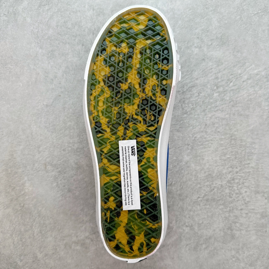 图片[9]-💰170 BAPE X Vans Old Skool 这次Bape与Vans premium高阶支线联名的细节也是做到极致 整体以Bape经典元素迷彩为主Vans条纹绿迷彩 Bape星标结合蓝迷彩和粉迷彩鸳鸯搭配 鞋头黑色麂皮一边印Vans品牌标志一边印有 Bape全称Logo 同时鞋头围条也运用了Bape元素鲨鱼齿加以包边 细节拉满 彰显联名 尺码：35-44（36.5 38.5 40.5 42.5） 编码：by2936040-运动鞋