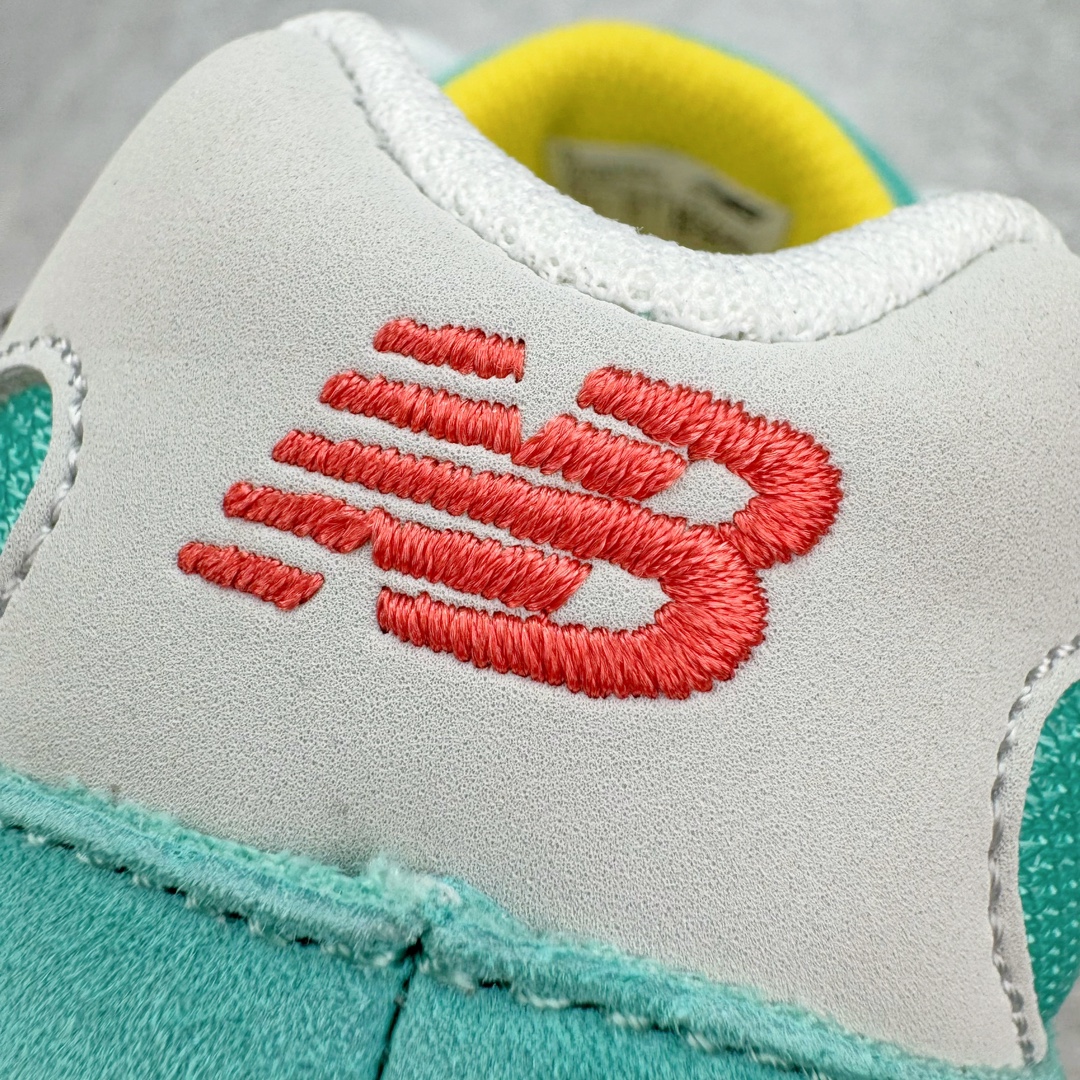 图片[14]-💰210 ＃AY纯原 New Balance NB9060系列 新百伦绒面革网布经典百搭防滑耐磨透气低帮生活休闲鞋 联名白绿 U9060DBT 全套原楦原纸板原厂数据开发 进口三明治网面 原装进口翻毛皮料正确绒感卡色 正确中底拉帮中底网布细节 原厂标裁 带紫光防伪 定制后跟透明水晶模块 冲裁组合 大底贴合程度胶水上色把控完美 整洁度挑战全网艺术家 多道序QC把关品质完善 匠心打造 耗时两个月开发完成 工艺极其复杂难度可想而知 新开独立私模大底 全网唯一正确六层组合大底 高端零售专供产物 Size：36 37 37.5 38 38.5 39 40 40.5 41 42 42.5 43 44 45.5 46.5 编码：by2936080-运动鞋