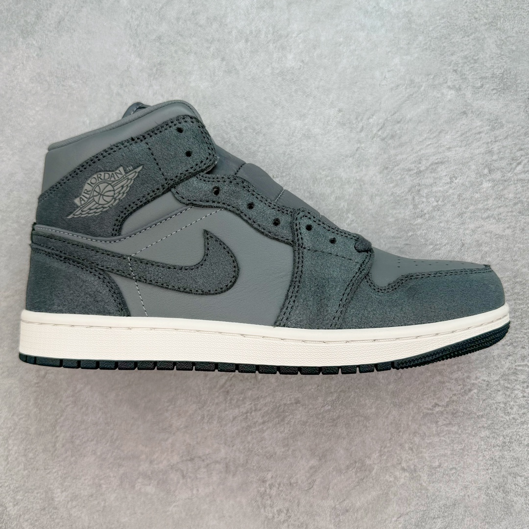 💰230 ＃DT纯原 Air Jordan AJ1 Mid 中帮 FJ3448-001 终端优势供应 市面中低帮最具代表性版本没有之一 口碑大厂出品 品控大底版型不断改良更新 全套原纸板楦头开发 确保原汁原味 完美呈现版型 完美零毛边处理 原厂内置全掌气垫 价格定位良心 平台专用代工流水线出品 一眼公司既视感 拿到手的一瞬间就与众不同 碾压市面所有版本 全部原鞋开发 每一个配色都会采购原鞋确认细节 打破市面看图做货无好货之说 SIZE：35.5 36 36.5 37.5 38 38.5 39 40 40.5 41 42 42.5 43 44 44.5 45 46 编码：by3936000-运动鞋