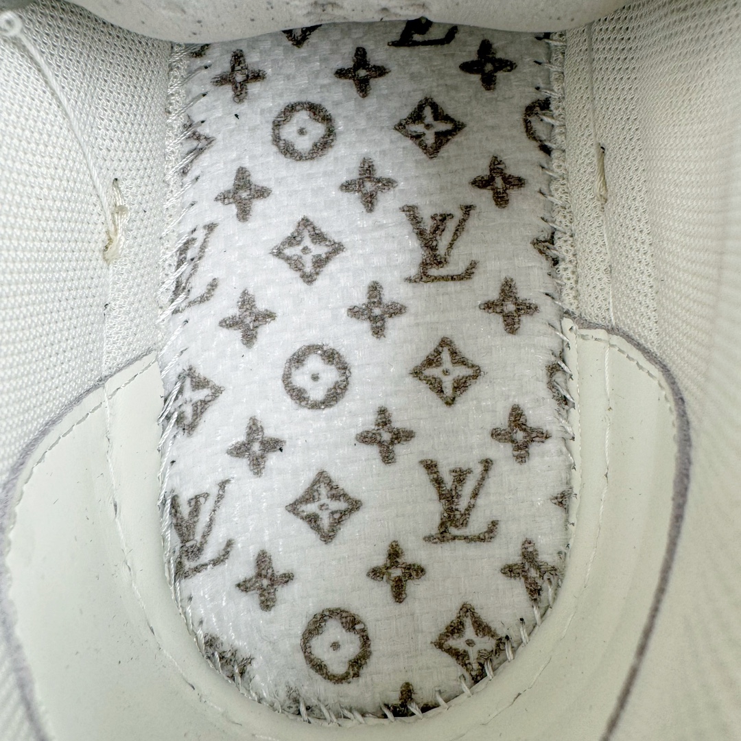 图片[20]-💰480 ＃GD广顶 Louis Vuitton Trainer lv路易威登时装走秀运动时尚板鞋 外贸零售特供批次 2023全新纸板数据 印花高频效果碾压市面 市售天花板产物 耗时半年巨作 全套原厂新版原纸板楦头开发 原厂特供皮料加持 市场所有版本中综合最强的货品 GD实力大厂出品 全网最全配色更新最快 最成熟的做工稳定的品控 完美鞋型超高的清洁度 零毛边线头瑕疵 全套原楦原纸版原鞋开模 全网最具灵魂的版型 正确原装黄色鞋盒 正确中底印花 鞋面印花3D高频深度立体 全鞋电脑针车 紧密相连 针距密度一致 环保乳胶注塑鞋垫 厚度脚感还原原版 皮面裁剪部位 统一油边封口工艺 原装橡胶大底含胶量大底组合零偏差 专柜全套包装 防尘袋 说明书 质保卡 男女鞋 尺码：35 36 37 38 39 40 41 42 43 44 45 编码：by5936050-运动鞋