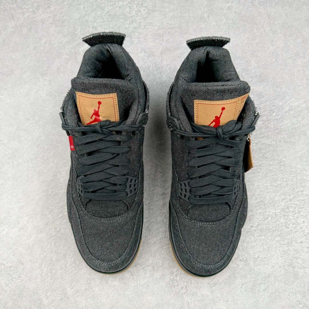 图片[2]-💰360 ＃KZ神版 Levi’s x Air Jordan AJ4 \”Denim\” 李维斯联名 牛仔黑 AO2571-001 独家外贸特供尺码含 45.5 49.5 50.5 耗时半年巨作 全套原纸板楦头开发 原厂特供牛仔布加持 确保原汁原味 完美呈现四代版型 一比一鞋头弧度高度鞋身弧度 数据细节工艺流程均保持原鞋一致 原厂TPU网格鞋带扣 正确内里网布 菱角分明不变形无多余毛边 柔软性质感一致于原鞋 市场唯一原厂鞋扣模具 背面可见隐藏注塑口 原厂织唛标 原厂飞人电绣工艺 尾指中部跳三针 独家绑鞋带手法 印刷中底布 四线拉帮 米色美纹纸贴合固定 进口港宝加持 后跟自然饱满 全鞋荧光划线卡点 追求极致完美 每一双都是工艺品 多重QC质检 超越公司货的品控标准 实实在在的免检产品 尺码：40 40.5 41 42 42.5 43 44 44.5 45 45.5 46 47.5 48.5 49.5 50.5 编码：by4936030-运动鞋