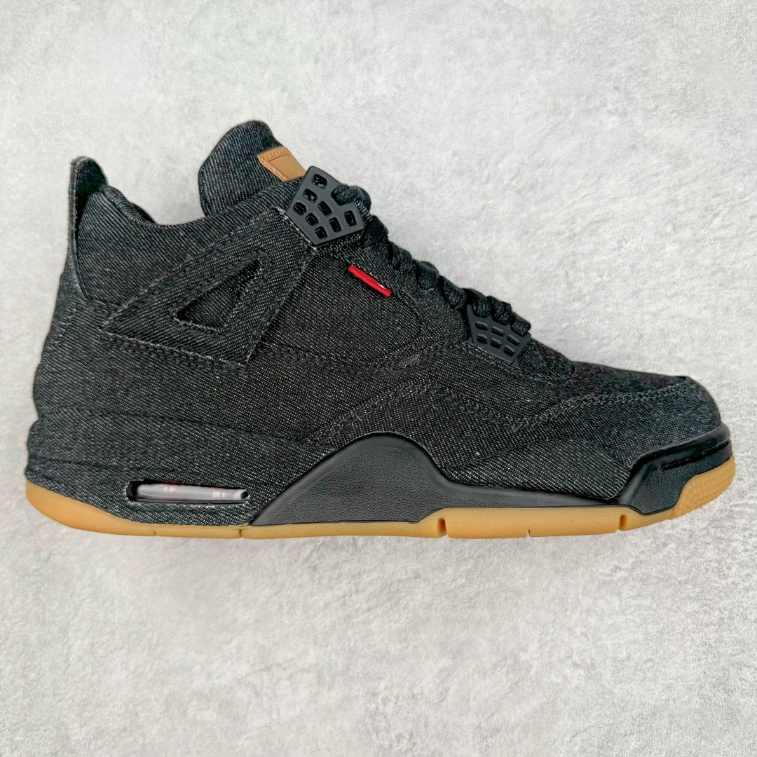 💰360 ＃KZ神版 Levi’s x Air Jordan AJ4 \”Denim\” 李维斯联名 牛仔黑 AO2571-001 独家外贸特供尺码含 45.5 49.5 50.5 耗时半年巨作 全套原纸板楦头开发 原厂特供牛仔布加持 确保原汁原味 完美呈现四代版型 一比一鞋头弧度高度鞋身弧度 数据细节工艺流程均保持原鞋一致 原厂TPU网格鞋带扣 正确内里网布 菱角分明不变形无多余毛边 柔软性质感一致于原鞋 市场唯一原厂鞋扣模具 背面可见隐藏注塑口 原厂织唛标 原厂飞人电绣工艺 尾指中部跳三针 独家绑鞋带手法 印刷中底布 四线拉帮 米色美纹纸贴合固定 进口港宝加持 后跟自然饱满 全鞋荧光划线卡点 追求极致完美 每一双都是工艺品 多重QC质检 超越公司货的品控标准 实实在在的免检产品 尺码：40 40.5 41 42 42.5 43 44 44.5 45 45.5 46 47.5 48.5 49.5 50.5 编码：by4936030-运动鞋