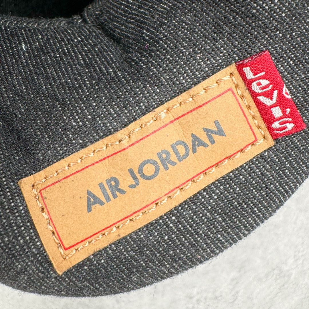 图片[13]-💰360 ＃KZ神版 Levi’s x Air Jordan AJ4 \”Denim\” 李维斯联名 牛仔黑 AO2571-001 独家外贸特供尺码含 45.5 49.5 50.5 耗时半年巨作 全套原纸板楦头开发 原厂特供牛仔布加持 确保原汁原味 完美呈现四代版型 一比一鞋头弧度高度鞋身弧度 数据细节工艺流程均保持原鞋一致 原厂TPU网格鞋带扣 正确内里网布 菱角分明不变形无多余毛边 柔软性质感一致于原鞋 市场唯一原厂鞋扣模具 背面可见隐藏注塑口 原厂织唛标 原厂飞人电绣工艺 尾指中部跳三针 独家绑鞋带手法 印刷中底布 四线拉帮 米色美纹纸贴合固定 进口港宝加持 后跟自然饱满 全鞋荧光划线卡点 追求极致完美 每一双都是工艺品 多重QC质检 超越公司货的品控标准 实实在在的免检产品 尺码：40 40.5 41 42 42.5 43 44 44.5 45 45.5 46 47.5 48.5 49.5 50.5 编码：by4936030-运动鞋