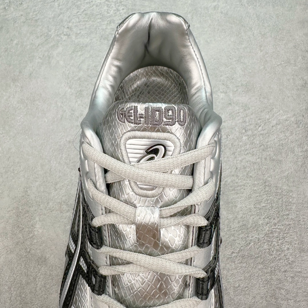 图片[5]-ASICS Tiger GEL-1090V2 系列亚瑟士低帮户外风休闲运动跑步鞋 早在 2019 年 ASICS 就推出了流行的 2004 GEL-1090 的新版本 该产品因其复古外观和舒适的造型而被推向现代街头服饰 现在ASICS 以时下流行的运动美学改造鞋款 以对跑步者的新诠释打造全新 GEL-1090 v2 在新版本中 ASICS 专注于日常衣橱的采用 将优质绒面革和柔软皮革的毛绒组合拼凑在运动鞋的覆盖层上 以柔和的配色为重点，新运动鞋的改良美学为 2019 年发布的 GEL-1090 的金属色调提供了一种简约的选择 然而 它曾经受到运动员广泛喜爱的流线型轮廓在新型号中保持不变 将舒适性和多功能性保持在设计的核心 这款运动鞋还保留了网眼鞋身 确保透气性 圆形鞋带确保贴合 在原版的新进展中 该品牌使用 GEL 系列的最新技术开发更新了运动鞋的外观 简约之选 新运动鞋的改良美学 尺码：36 37 37.5 38 39 39.5 40 40.5 41.5 42 42.5 43.5 44 44.5 45-选品中心