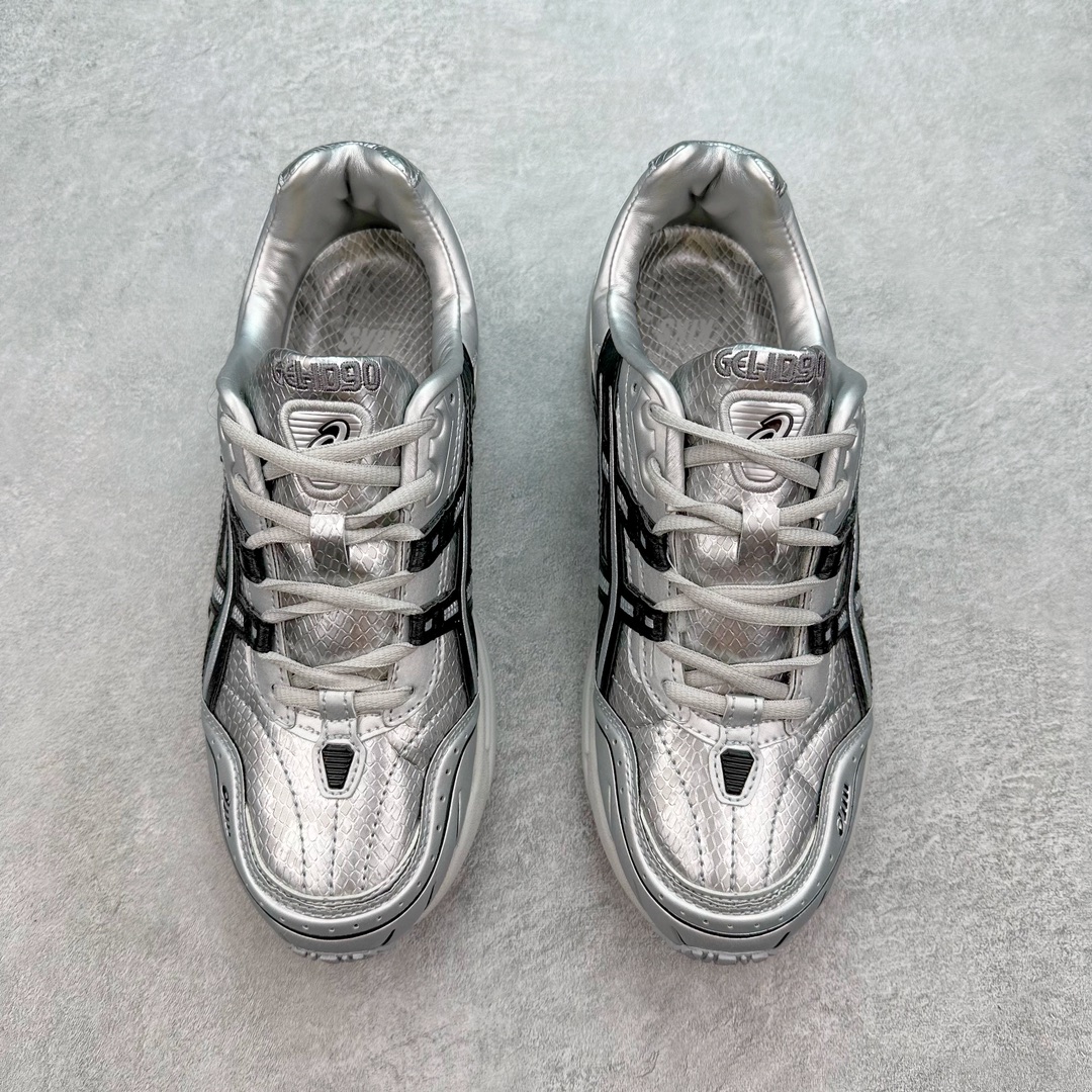 图片[2]-ASICS Tiger GEL-1090V2 系列亚瑟士低帮户外风休闲运动跑步鞋 早在 2019 年 ASICS 就推出了流行的 2004 GEL-1090 的新版本 该产品因其复古外观和舒适的造型而被推向现代街头服饰 现在ASICS 以时下流行的运动美学改造鞋款 以对跑步者的新诠释打造全新 GEL-1090 v2 在新版本中 ASICS 专注于日常衣橱的采用 将优质绒面革和柔软皮革的毛绒组合拼凑在运动鞋的覆盖层上 以柔和的配色为重点，新运动鞋的改良美学为 2019 年发布的 GEL-1090 的金属色调提供了一种简约的选择 然而 它曾经受到运动员广泛喜爱的流线型轮廓在新型号中保持不变 将舒适性和多功能性保持在设计的核心 这款运动鞋还保留了网眼鞋身 确保透气性 圆形鞋带确保贴合 在原版的新进展中 该品牌使用 GEL 系列的最新技术开发更新了运动鞋的外观 简约之选 新运动鞋的改良美学 尺码：36 37 37.5 38 39 39.5 40 40.5 41.5 42 42.5 43.5 44 44.5 45-选品中心