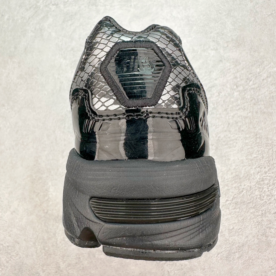 图片[8]-ASICS Tiger GEL-1090V2 系列亚瑟士低帮户外风休闲运动跑步鞋 早在 2019 年 ASICS 就推出了流行的 2004 GEL-1090 的新版本 该产品因其复古外观和舒适的造型而被推向现代街头服饰 现在ASICS 以时下流行的运动美学改造鞋款 以对跑步者的新诠释打造全新 GEL-1090 v2 在新版本中 ASICS 专注于日常衣橱的采用 将优质绒面革和柔软皮革的毛绒组合拼凑在运动鞋的覆盖层上 以柔和的配色为重点，新运动鞋的改良美学为 2019 年发布的 GEL-1090 的金属色调提供了一种简约的选择 然而 它曾经受到运动员广泛喜爱的流线型轮廓在新型号中保持不变 将舒适性和多功能性保持在设计的核心 这款运动鞋还保留了网眼鞋身 确保透气性 圆形鞋带确保贴合 在原版的新进展中 该品牌使用 GEL 系列的最新技术开发更新了运动鞋的外观 简约之选 新运动鞋的改良美学 尺码：36 37 37.5 38 39 39.5 40 40.5 41.5 42 42.5 43.5 44 44.5 45-选品中心