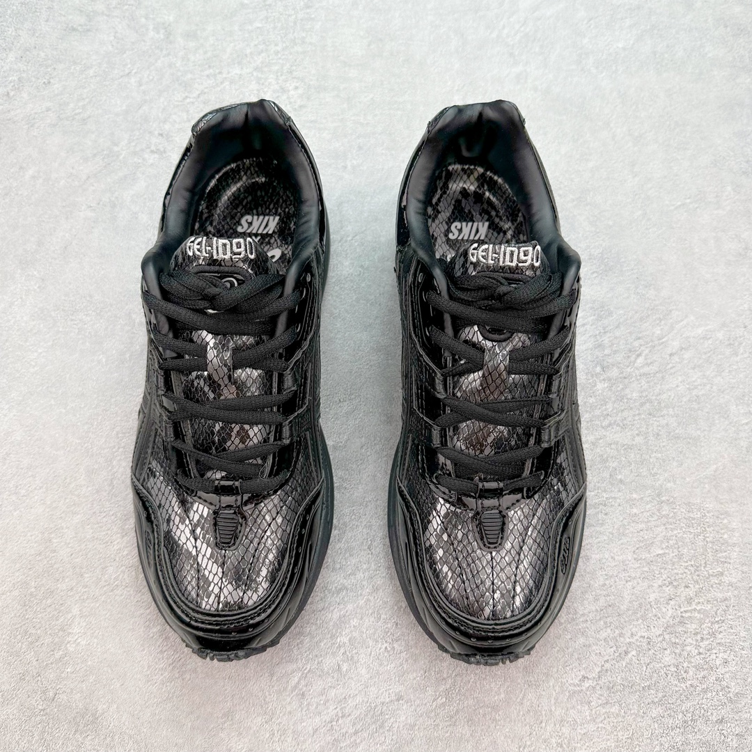 图片[2]-ASICS Tiger GEL-1090V2 系列亚瑟士低帮户外风休闲运动跑步鞋 早在 2019 年 ASICS 就推出了流行的 2004 GEL-1090 的新版本 该产品因其复古外观和舒适的造型而被推向现代街头服饰 现在ASICS 以时下流行的运动美学改造鞋款 以对跑步者的新诠释打造全新 GEL-1090 v2 在新版本中 ASICS 专注于日常衣橱的采用 将优质绒面革和柔软皮革的毛绒组合拼凑在运动鞋的覆盖层上 以柔和的配色为重点，新运动鞋的改良美学为 2019 年发布的 GEL-1090 的金属色调提供了一种简约的选择 然而 它曾经受到运动员广泛喜爱的流线型轮廓在新型号中保持不变 将舒适性和多功能性保持在设计的核心 这款运动鞋还保留了网眼鞋身 确保透气性 圆形鞋带确保贴合 在原版的新进展中 该品牌使用 GEL 系列的最新技术开发更新了运动鞋的外观 简约之选 新运动鞋的改良美学 尺码：36 37 37.5 38 39 39.5 40 40.5 41.5 42 42.5 43.5 44 44.5 45-选品中心