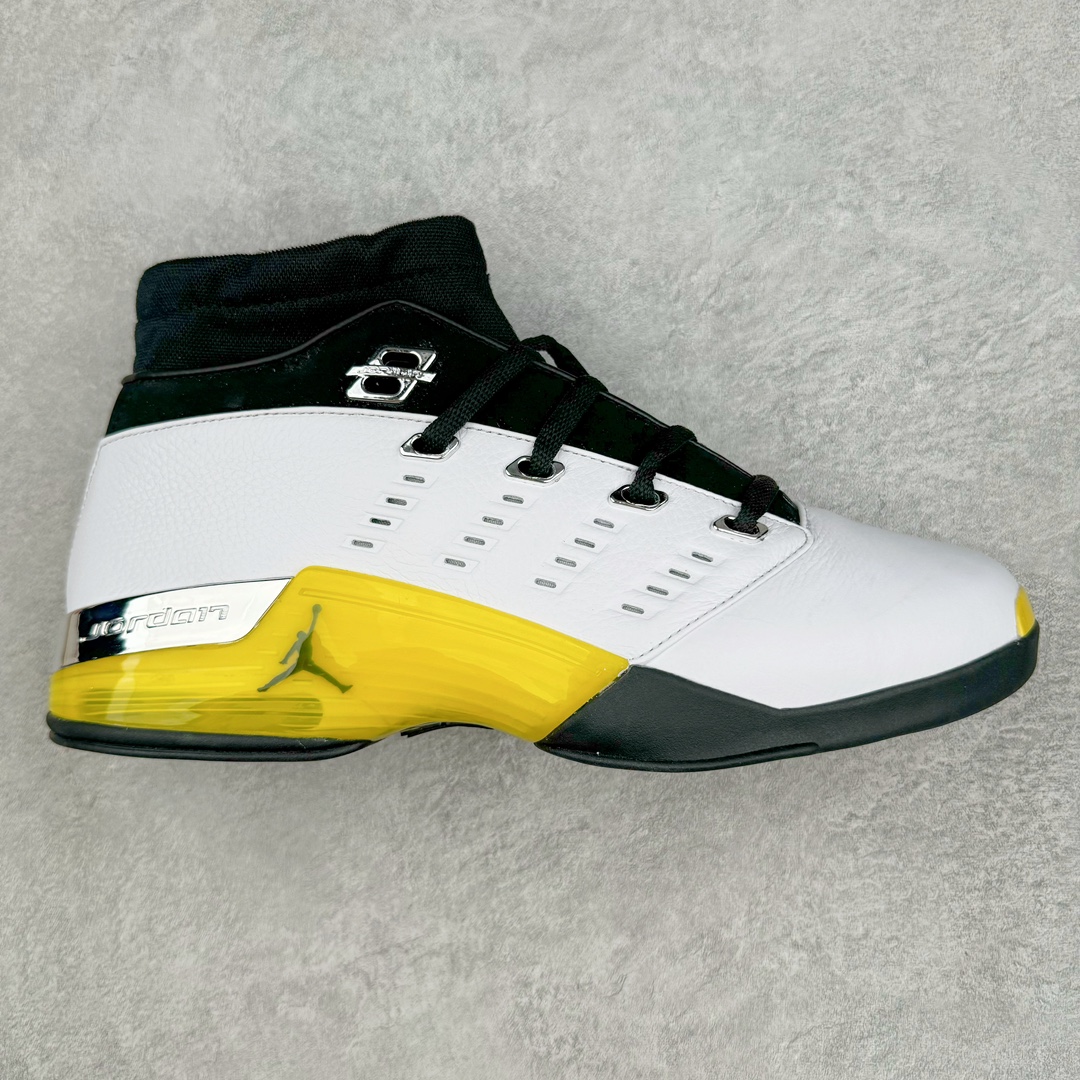 💰630 ＃纯原 Air Jordan AJ17 Low \”Lightning\” 白黑黄 货号：FJ0395-100 延续高帮版本的整体轮廓 白色皮革鞋身辅以明黄色中底以及后跟金属质感的环绕稳定片构建 当时 Air Jordan 17 的 Logo 设计也很写意 将「17」数字组合成字母「n」注入 Jordan 标识中 中底配置方面 低帮与高帮一致 采用覆盖全掌的 Y 字形碳板 搭配中底前掌内嵌的 Zoom Air 与后掌大面积 Tuned Air 吹塑气垫 最大区别在于 鞋带上方取消了高帮版本 压印有音符元素的锁扣鞋盖 改用一体式 Dynamic Fit 袜套示人 在当年看相当前卫 同时提供更为舒适的完整包裹 尺码：41 42 42.5 43 44 44.5 45 46 47.5 编码：by6936090-运动鞋