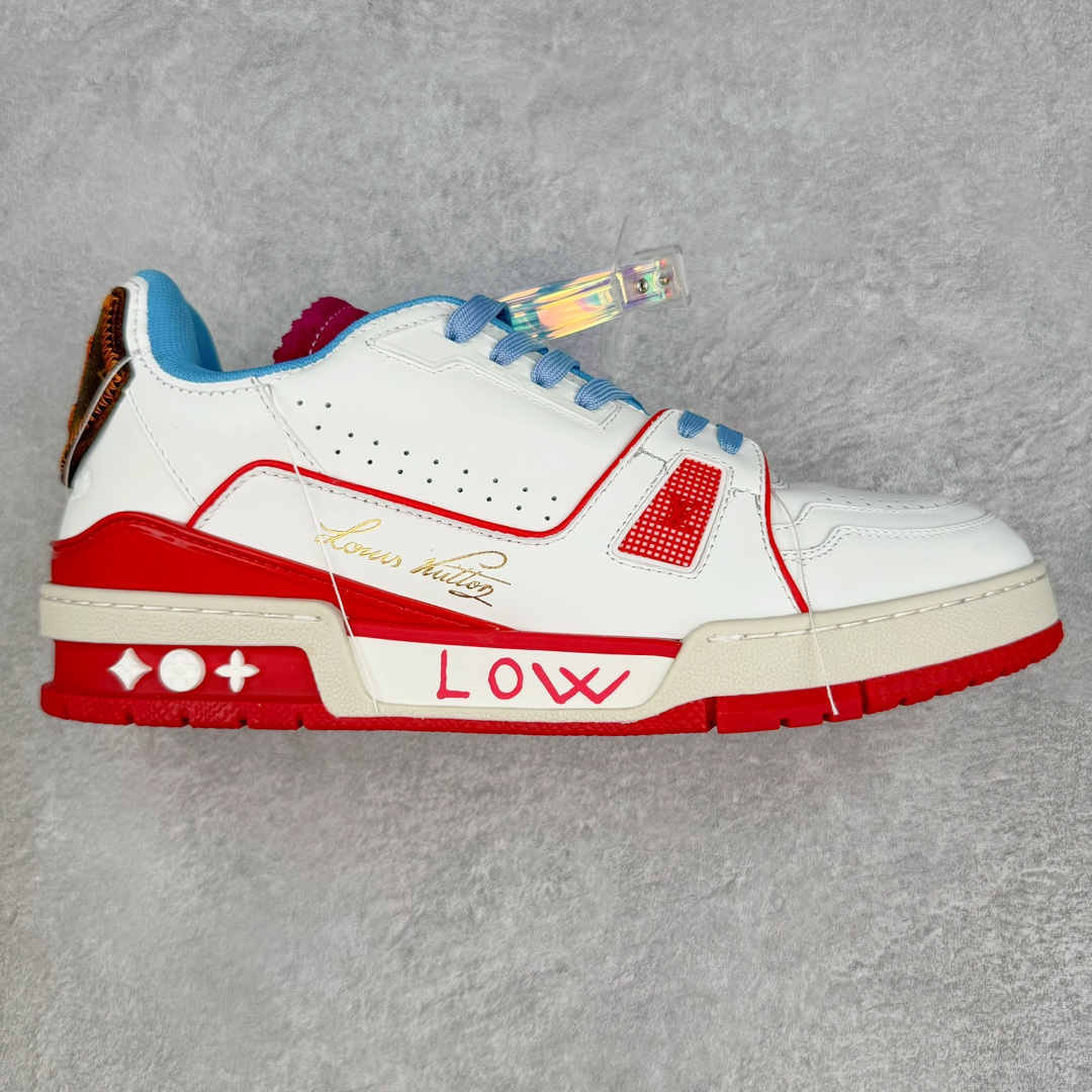 💰460 ＃K纯原 Louis Vuitton Trainer lv时装走秀运动鞋 市场所有版本中综合最强的货品 GD实力大厂出品  全网最全配色更新最快 最成熟的做工稳定的品控  完美鞋型超高的清洁度 零毛边线头瑕疵 全套原楦原纸版原鞋开模 全网最具灵魂的版型 正确原装黄色鞋盒 正确中底印花 鞋面印花3D高频深度立体 全鞋电脑针车 紧密相连 针距密度一致 环保乳胶注塑鞋垫 厚度脚感还原原版 皮面裁剪部位 统一油边封口工艺 原装橡胶大底含胶量大底组合零偏差 专柜全套包装 防尘袋 说明书 质保卡 男女鞋 尺码：35 36 37 38 39 40 41 42 43 44 45 编码：Wby5936030-运动鞋