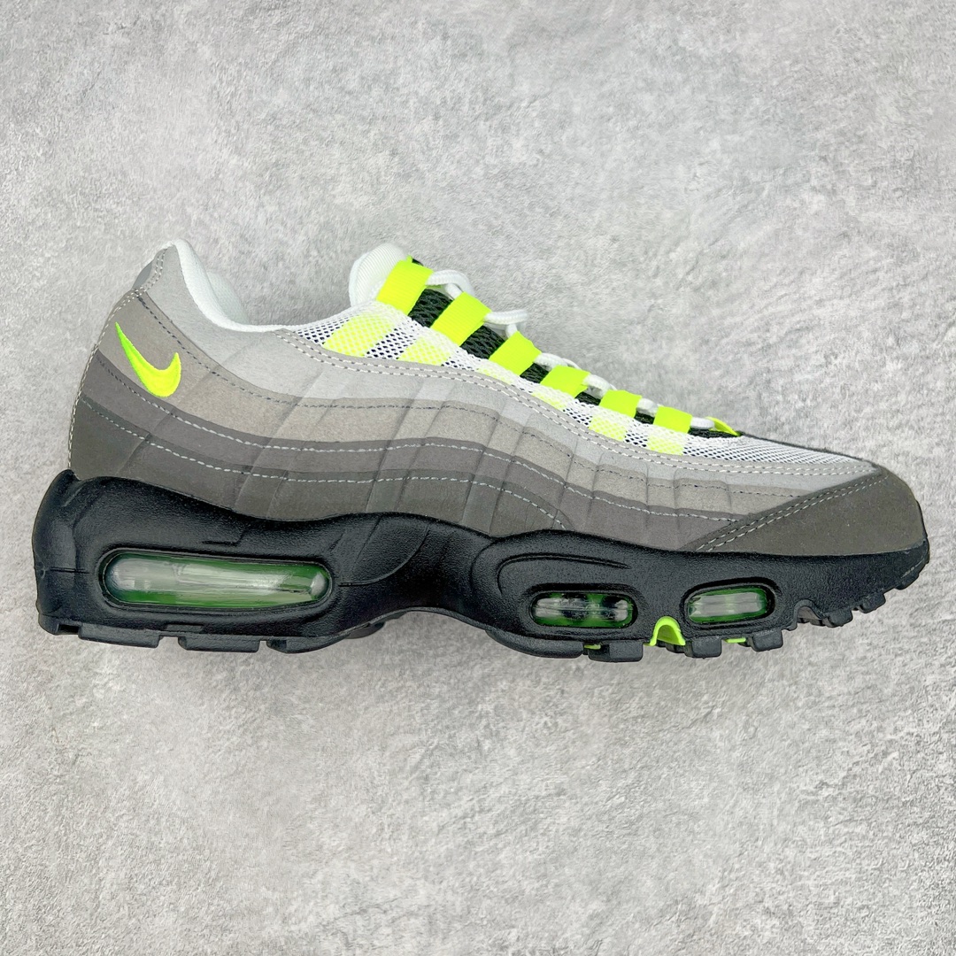 💰180 ＃MX版 NK Air Max 95 复古减震气垫跑鞋 554970-071 经典重温 外单专供大厂出品 品质稳定 一百余色 终端操作 鞋款设计灵感源于人体构造 中底设计基于人体的脊柱构造 是整体设计的核心 尼龙孔眼代表了肋骨 而分层式面板和网眼象征着肌肉纤维和肉体组织 Air Max 95采用了两个独立的吹塑成型的Air-Sole单元 并首次在前掌使用可视化气垫设计 Swoosh logo夜当作一个 点符号放在了鞋子的后帮位置 20年的发展让 AIR MAX 95有了不同的故事 20年后再度面向世人的时候 焕然一新的面貌 让人有了另外一种清新脱俗的感觉 SIZE：36 36.5 37.5 38 38.5 39 40 40.5 41 42 42.5 43 44 44.5 45 46 47.5 48 编码：Xby2936050-运动鞋