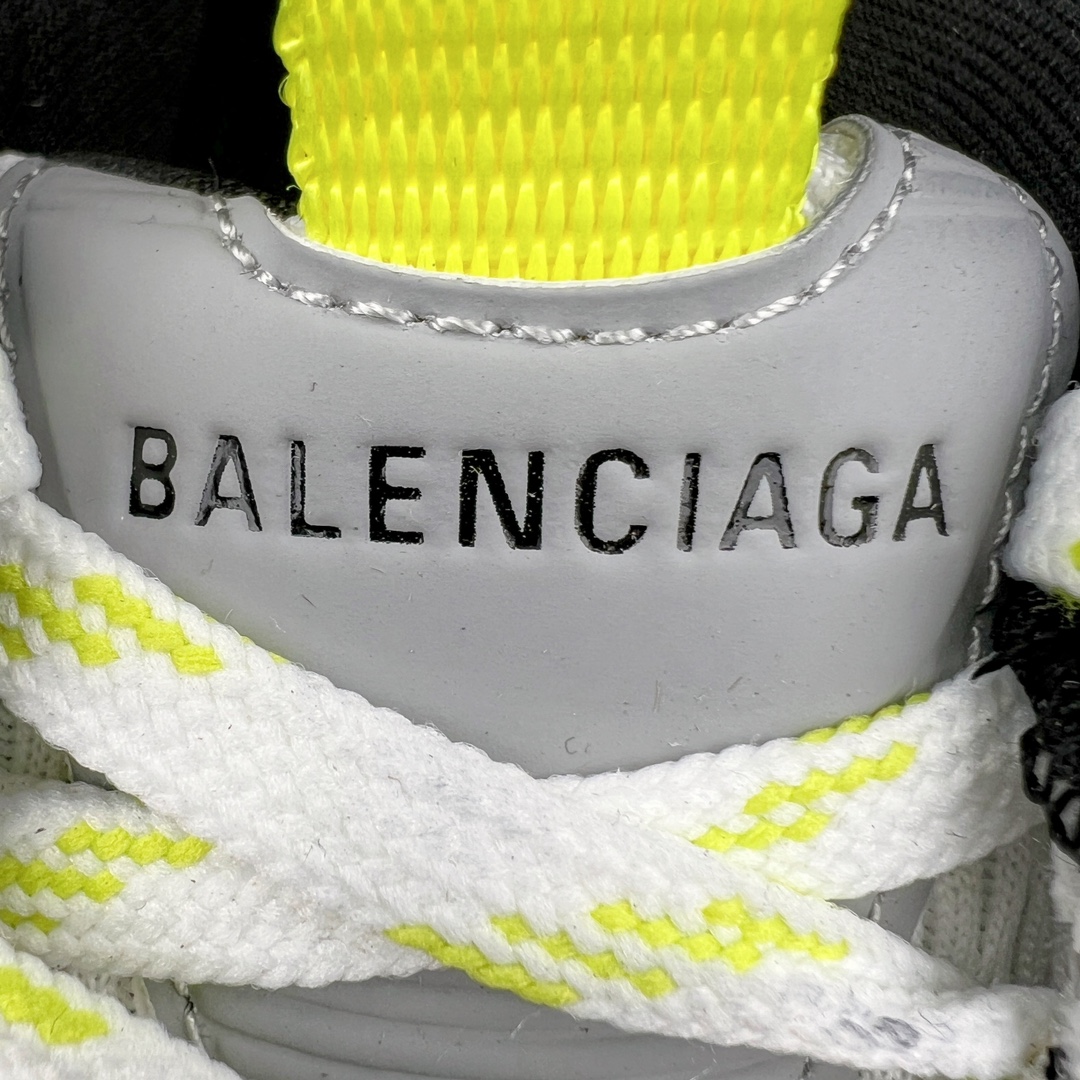 图片[12]-💰370 ＃VG零售版 BALENCIAGA 10XL Sneakers 巴黎世家十二代网布系带低帮走秀复古老爹鞋 全套原纸板楦头开发 最原汁原味的灵魂版型 全鞋荧光划线卡点 胶水把控整洁度追求极致完美 每一双都是工艺品 多重QC质检 超越公司货的品控标准 实实在在的免检产品 原盒原配 正确字体电绣 粗细、位置、大小正确 侧边TPU 透气孔匹配意产原版 正确分离大底 TPU软底 原版一致大底LOGO 立体感十足 原厂皮料水洗做旧 采购原厂网纱 不含皮革 网布材料和聚氨酯 磨损效果 展现品牌对于新潮事物的热情 这款鞋子拥有巨大尺寸和醒目设计 符合当下”老爹鞋”的趋势 鞋子采用银灰配色 营造出低调而不失华丽的效果 10XL的尺码使它成为市场中最显眼的存在 适合追求个性化的人群 Balenciaga始终站在时尚前沿 此次发布的产品再次体现了他们的创新能力 尺码：35 36 37 38 39 40 41 42 43 44 45 46 编码：by4936040-运动鞋