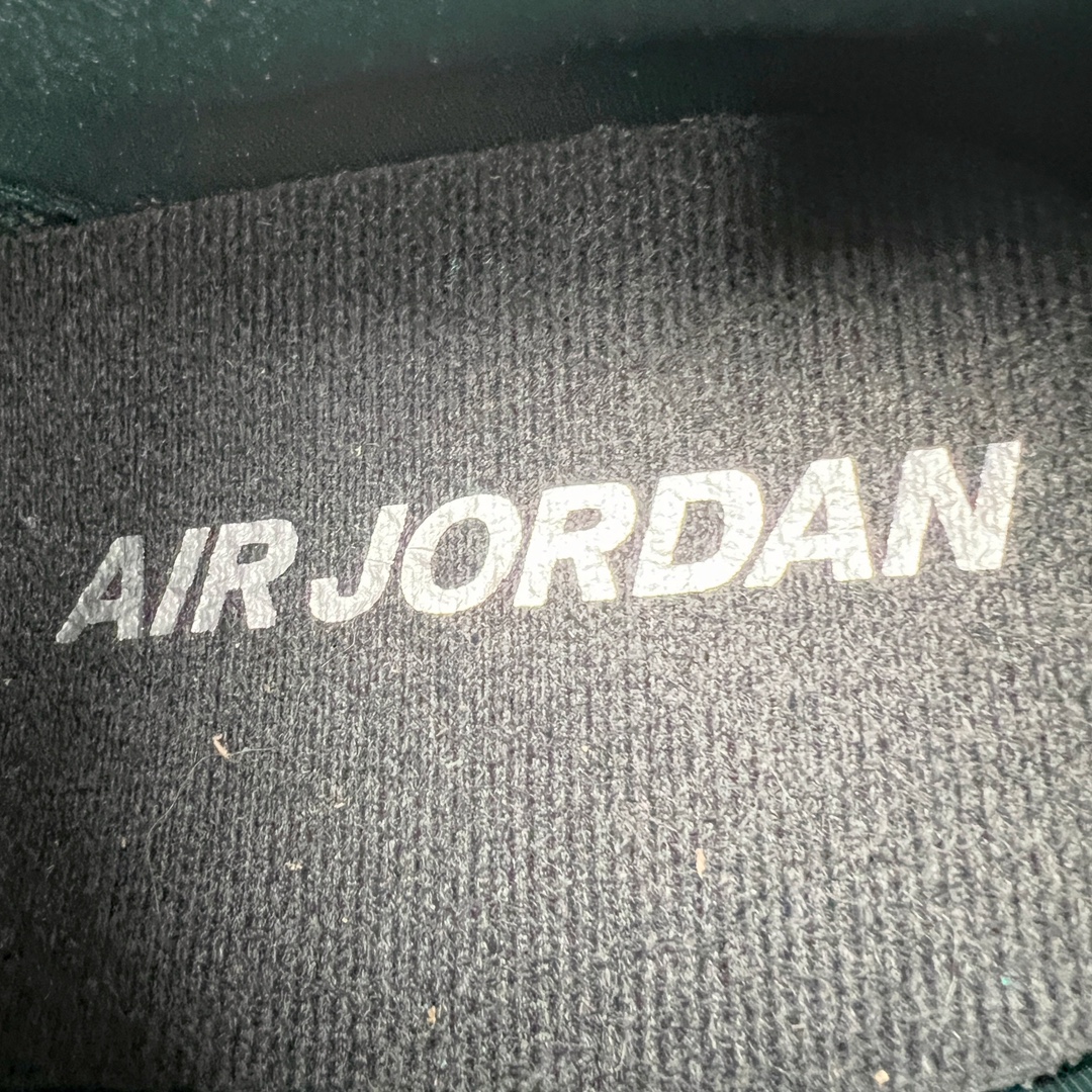 图片[13]-💰270 ＃F版纯原 Air Jordan AJ4 RM 重制版低帮复古篮球鞋 黑绿 HF4344-300 采用了低帮的设计 并保留了众多AJ4的经典元素 鞋身以皮革、麂皮材质拼接打造 AJ4经典的TPU材质延伸至后跟 增强鞋款稳定性 而鞋身侧面的网格设计则被取消 尾部的NIKE AIR标志也得到保留 并同时带有飞人logo 中底部分同样搭载了可视AIR气垫 鞋底采用米白色中底和外底呈现 为整个设计收尾 SIZE：36 36.5 37.5 38 38.5 39 40 40.5 41 42 42.5 43 44 44.5 45 46 47.5 编码：by3936040-运动鞋