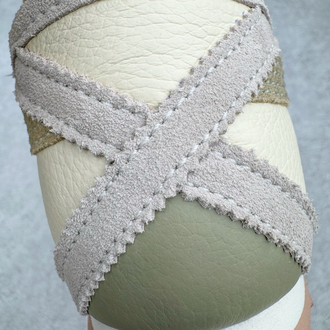 图片[10]-＃HK纯原 Asics Onitsuka Tiger MEXICO 66 亚瑟士鬼冢虎复古经典板鞋 市场最强版本 头层小羊皮加持 海外订单工厂出品 超成熟稳定的做工品控 原装全套纸板楦头开发 原汁原味 完美呈现版型 私模正确鞋底咬花纹路 一比一鞋头弧度高度鞋身弧度 绝不口嗨 细节品控鞋型随意秒杀市面 原档咬花纹路私模大底 一个单元有六个三角形 总体形拼接呈现花瓣状 官方四联吊牌 原装Ortholite轻量化鞋垫 原盒原配 质保卡 说明书 钢印防尘纸 纸板中底带钢印 乳胶组合鞋垫 支持全方位的对比专柜 产品从款式颜色造型上体现出追求舒适和细节的完美 鞋类更是推崇手工制作的严谨与完美 融舒适性与可穿性的设计风格 注重细节的完美和别致魅力 既保持稳重 又不失轻松的时尚感 尺码：36 37 37.5 38 39 39.5 40 40.5 41.5 42 42.5 43.5 44 45 46-选品中心