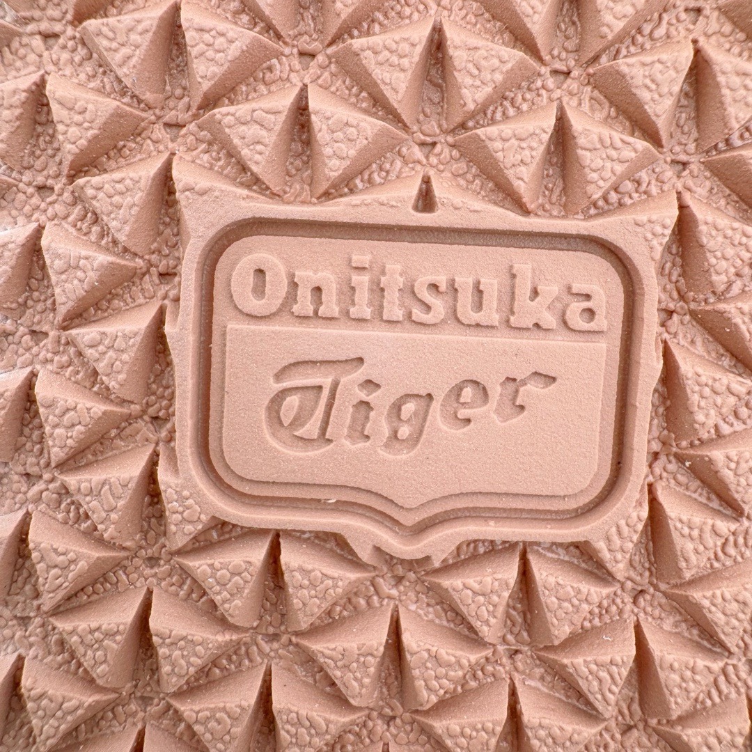 图片[20]-＃HK纯原 Asics Onitsuka Tiger MEXICO 66 亚瑟士鬼冢虎复古经典板鞋 市场最强版本 头层小羊皮加持 海外订单工厂出品 超成熟稳定的做工品控 原装全套纸板楦头开发 原汁原味 完美呈现版型 私模正确鞋底咬花纹路 一比一鞋头弧度高度鞋身弧度 绝不口嗨 细节品控鞋型随意秒杀市面 原档咬花纹路私模大底 一个单元有六个三角形 总体形拼接呈现花瓣状 官方四联吊牌 原装Ortholite轻量化鞋垫 原盒原配 质保卡 说明书 钢印防尘纸 纸板中底带钢印 乳胶组合鞋垫 支持全方位的对比专柜 产品从款式颜色造型上体现出追求舒适和细节的完美 鞋类更是推崇手工制作的严谨与完美 融舒适性与可穿性的设计风格 注重细节的完美和别致魅力 既保持稳重 又不失轻松的时尚感 尺码：36 37 37.5 38 39 39.5 40 40.5 41.5 42 42.5 43.5 44 45 46-选品中心