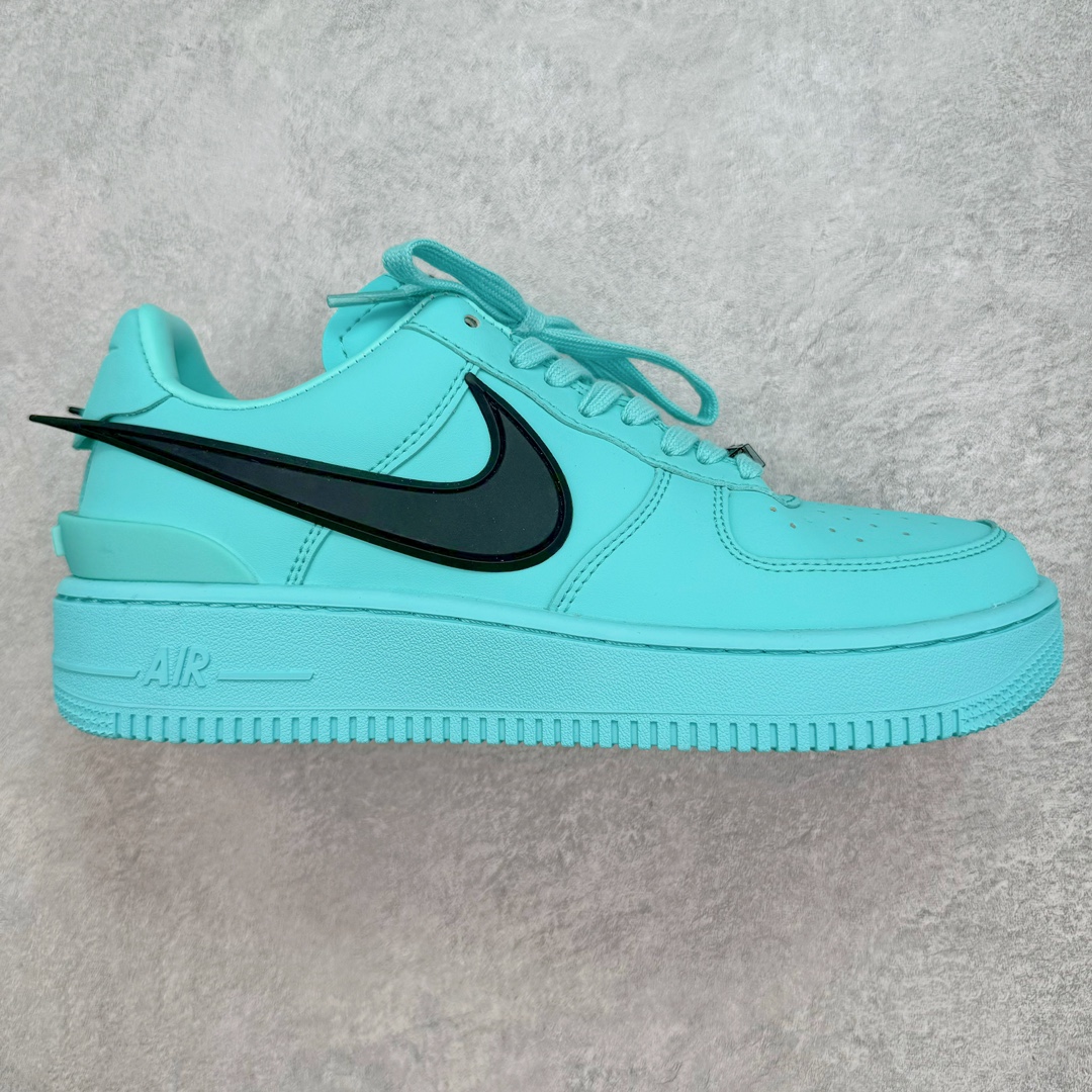 💰140 ＃福利特价‼AMBUSH x NK Air Force 1 Low 空军一号宽底版系列低帮百搭休闲运动板鞋 联名大钩 DV3464 在 Yoon Ahn 的职权范围内 AMBUSH 已经确立了自己在日本街头服饰生态系统中的主要地位 同时通过 Air Adjust Force 和一系列 Dunks 的合作帮助 他们最近在美国的东亚印记显着扩大 预计将在这个假期首次亮相 该品牌现在将其人才带入 Air Force 1，这是这两个群体年轻的四年关系中的第一次 除了之前看到的“白/黑”AF1 后者的结构始终采用优质工具 鞋面采用高端滚纹皮革 而 AMBUSH 品牌的鞋跟夹和加长的摩托车尾管 Swooshes 为下面所示的包覆设计注入了个性 相对于标志性的“三重黑”美学 深黑色产品享有上述色调的完全色调处理 除了它的中足格纹和上鞋舌品牌 它用清爽的白色细节和镀铬杜布拉斯照亮了漆黑的整体  “皇家蓝”锚定了从鞋垫到第二套服装不间断鞋底单元的所有东西 而与上述相同的装饰 – 包括鞋跟标签 – 以名义上的黄色阴影结束 尺码：36 36.5 37.5 38 38.5 39 40 40.5 41 42 42.5 43 44 44.5 45 编码：Sby2936010-运动鞋