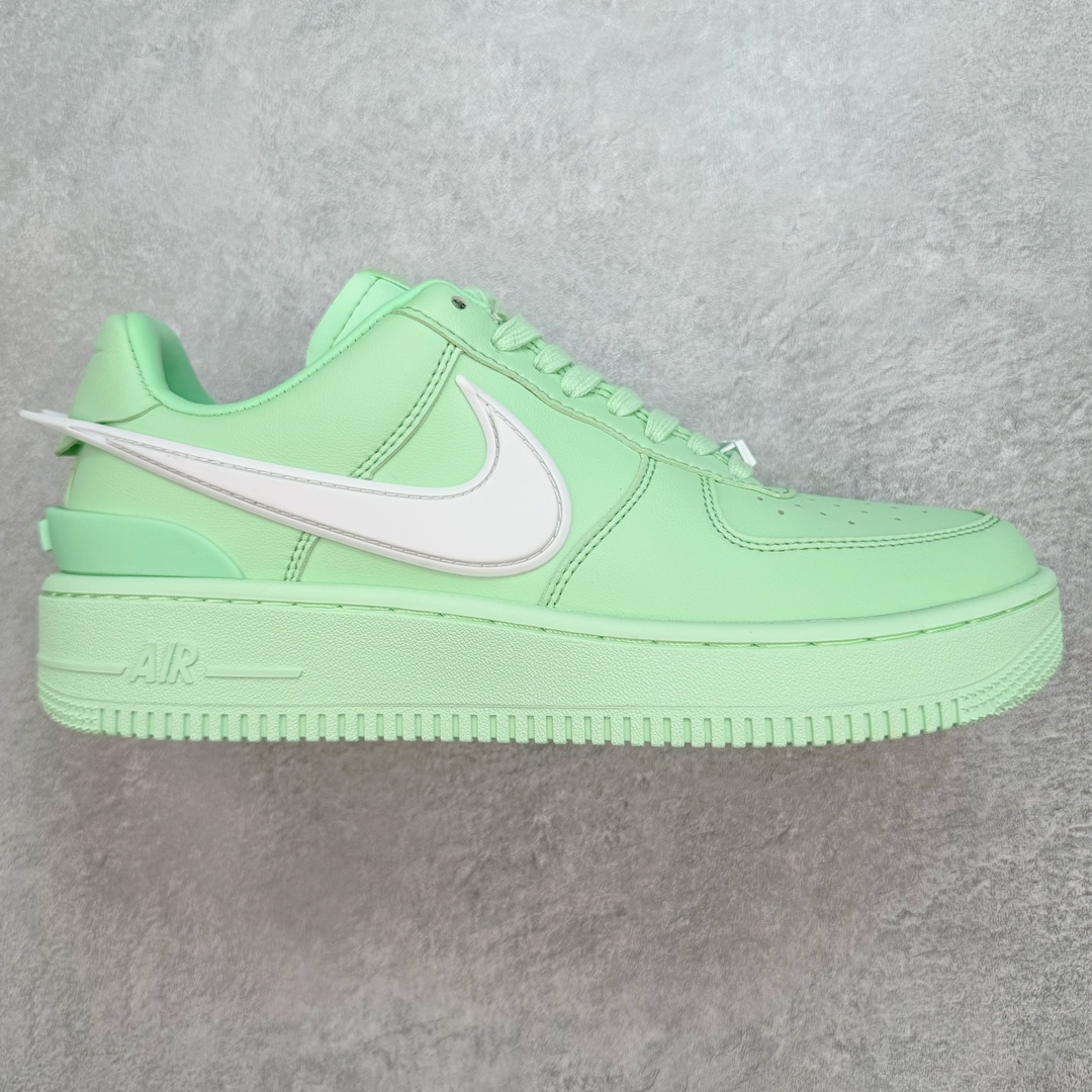 💰140 ＃福利特价‼AMBUSH x NK Air Force 1 Low 空军一号宽底版系列低帮百搭休闲运动板鞋 联名大钩 DV3464 在 Yoon Ahn 的职权范围内 AMBUSH 已经确立了自己在日本街头服饰生态系统中的主要地位 同时通过 Air Adjust Force 和一系列 Dunks 的合作帮助 他们最近在美国的东亚印记显着扩大 预计将在这个假期首次亮相 该品牌现在将其人才带入 Air Force 1，这是这两个群体年轻的四年关系中的第一次 除了之前看到的“白/黑”AF1 后者的结构始终采用优质工具 鞋面采用高端滚纹皮革 而 AMBUSH 品牌的鞋跟夹和加长的摩托车尾管 Swooshes 为下面所示的包覆设计注入了个性 相对于标志性的“三重黑”美学 深黑色产品享有上述色调的完全色调处理 除了它的中足格纹和上鞋舌品牌 它用清爽的白色细节和镀铬杜布拉斯照亮了漆黑的整体  “皇家蓝”锚定了从鞋垫到第二套服装不间断鞋底单元的所有东西 而与上述相同的装饰 – 包括鞋跟标签 – 以名义上的黄色阴影结束 尺码：36 36.5 37.5 38 38.5 39 40 40.5 41 42 42.5 43 44 44.5 45 编码：Sby2936010-运动鞋