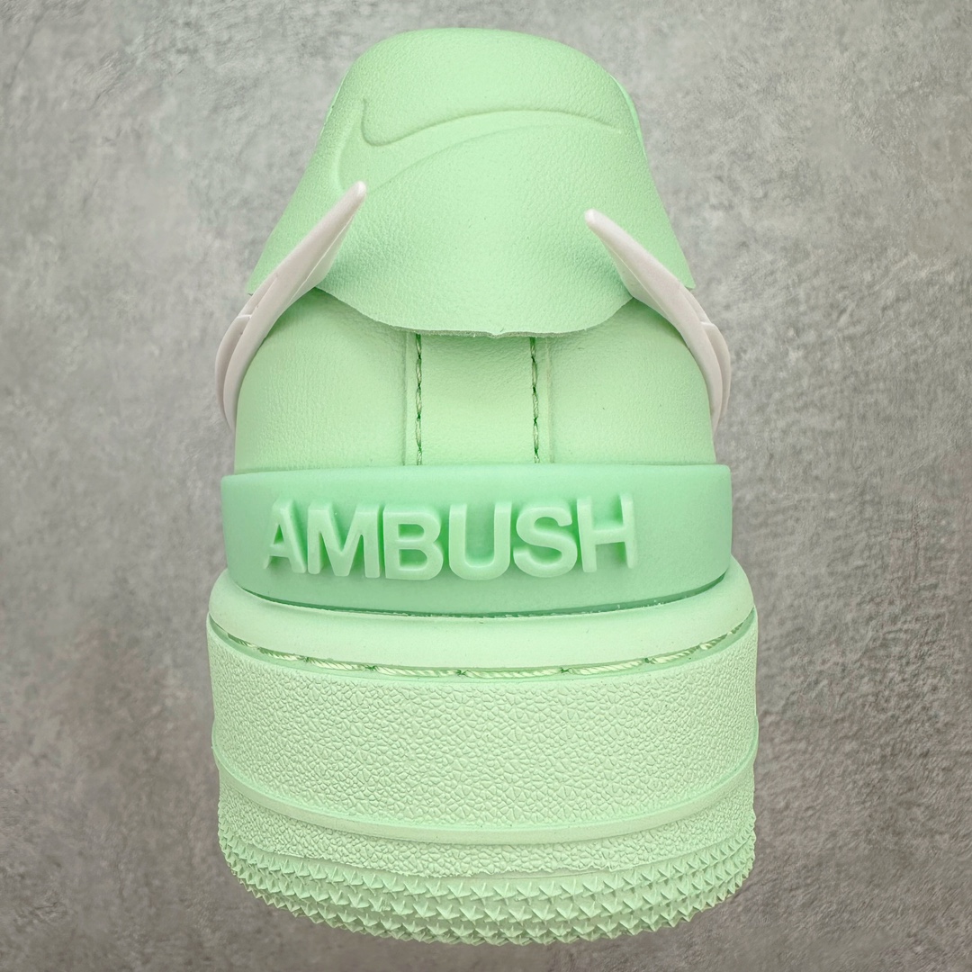 图片[8]-💰140 ＃福利特价‼AMBUSH x NK Air Force 1 Low 空军一号宽底版系列低帮百搭休闲运动板鞋 联名大钩 DV3464 在 Yoon Ahn 的职权范围内 AMBUSH 已经确立了自己在日本街头服饰生态系统中的主要地位 同时通过 Air Adjust Force 和一系列 Dunks 的合作帮助 他们最近在美国的东亚印记显着扩大 预计将在这个假期首次亮相 该品牌现在将其人才带入 Air Force 1，这是这两个群体年轻的四年关系中的第一次 除了之前看到的“白/黑”AF1 后者的结构始终采用优质工具 鞋面采用高端滚纹皮革 而 AMBUSH 品牌的鞋跟夹和加长的摩托车尾管 Swooshes 为下面所示的包覆设计注入了个性 相对于标志性的“三重黑”美学 深黑色产品享有上述色调的完全色调处理 除了它的中足格纹和上鞋舌品牌 它用清爽的白色细节和镀铬杜布拉斯照亮了漆黑的整体  “皇家蓝”锚定了从鞋垫到第二套服装不间断鞋底单元的所有东西 而与上述相同的装饰 – 包括鞋跟标签 – 以名义上的黄色阴影结束 尺码：36 36.5 37.5 38 38.5 39 40 40.5 41 42 42.5 43 44 44.5 45 编码：Sby2936010-运动鞋