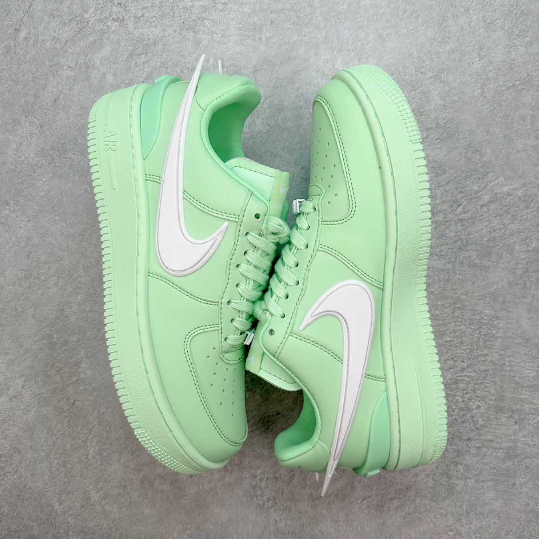 图片[3]-💰140 ＃福利特价‼AMBUSH x NK Air Force 1 Low 空军一号宽底版系列低帮百搭休闲运动板鞋 联名大钩 DV3464 在 Yoon Ahn 的职权范围内 AMBUSH 已经确立了自己在日本街头服饰生态系统中的主要地位 同时通过 Air Adjust Force 和一系列 Dunks 的合作帮助 他们最近在美国的东亚印记显着扩大 预计将在这个假期首次亮相 该品牌现在将其人才带入 Air Force 1，这是这两个群体年轻的四年关系中的第一次 除了之前看到的“白/黑”AF1 后者的结构始终采用优质工具 鞋面采用高端滚纹皮革 而 AMBUSH 品牌的鞋跟夹和加长的摩托车尾管 Swooshes 为下面所示的包覆设计注入了个性 相对于标志性的“三重黑”美学 深黑色产品享有上述色调的完全色调处理 除了它的中足格纹和上鞋舌品牌 它用清爽的白色细节和镀铬杜布拉斯照亮了漆黑的整体  “皇家蓝”锚定了从鞋垫到第二套服装不间断鞋底单元的所有东西 而与上述相同的装饰 – 包括鞋跟标签 – 以名义上的黄色阴影结束 尺码：36 36.5 37.5 38 38.5 39 40 40.5 41 42 42.5 43 44 44.5 45 编码：Sby2936010-运动鞋