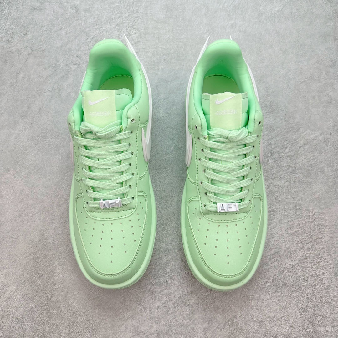 图片[2]-💰140 ＃福利特价‼AMBUSH x NK Air Force 1 Low 空军一号宽底版系列低帮百搭休闲运动板鞋 联名大钩 DV3464 在 Yoon Ahn 的职权范围内 AMBUSH 已经确立了自己在日本街头服饰生态系统中的主要地位 同时通过 Air Adjust Force 和一系列 Dunks 的合作帮助 他们最近在美国的东亚印记显着扩大 预计将在这个假期首次亮相 该品牌现在将其人才带入 Air Force 1，这是这两个群体年轻的四年关系中的第一次 除了之前看到的“白/黑”AF1 后者的结构始终采用优质工具 鞋面采用高端滚纹皮革 而 AMBUSH 品牌的鞋跟夹和加长的摩托车尾管 Swooshes 为下面所示的包覆设计注入了个性 相对于标志性的“三重黑”美学 深黑色产品享有上述色调的完全色调处理 除了它的中足格纹和上鞋舌品牌 它用清爽的白色细节和镀铬杜布拉斯照亮了漆黑的整体  “皇家蓝”锚定了从鞋垫到第二套服装不间断鞋底单元的所有东西 而与上述相同的装饰 – 包括鞋跟标签 – 以名义上的黄色阴影结束 尺码：36 36.5 37.5 38 38.5 39 40 40.5 41 42 42.5 43 44 44.5 45 编码：Sby2936010-运动鞋