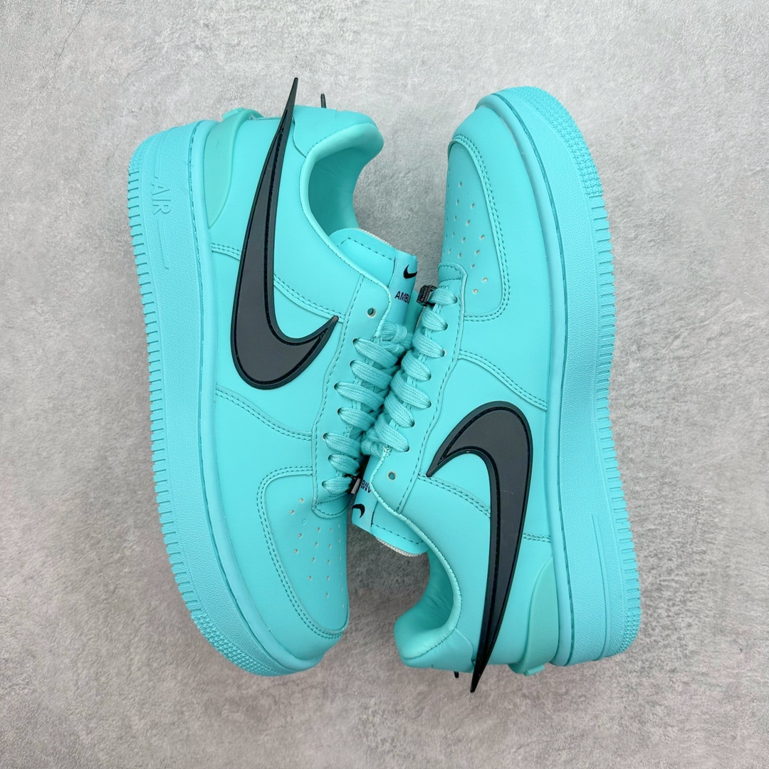 图片[3]-💰140 ＃福利特价‼AMBUSH x NK Air Force 1 Low 空军一号宽底版系列低帮百搭休闲运动板鞋 联名大钩 DV3464 在 Yoon Ahn 的职权范围内 AMBUSH 已经确立了自己在日本街头服饰生态系统中的主要地位 同时通过 Air Adjust Force 和一系列 Dunks 的合作帮助 他们最近在美国的东亚印记显着扩大 预计将在这个假期首次亮相 该品牌现在将其人才带入 Air Force 1，这是这两个群体年轻的四年关系中的第一次 除了之前看到的“白/黑”AF1 后者的结构始终采用优质工具 鞋面采用高端滚纹皮革 而 AMBUSH 品牌的鞋跟夹和加长的摩托车尾管 Swooshes 为下面所示的包覆设计注入了个性 相对于标志性的“三重黑”美学 深黑色产品享有上述色调的完全色调处理 除了它的中足格纹和上鞋舌品牌 它用清爽的白色细节和镀铬杜布拉斯照亮了漆黑的整体  “皇家蓝”锚定了从鞋垫到第二套服装不间断鞋底单元的所有东西 而与上述相同的装饰 – 包括鞋跟标签 – 以名义上的黄色阴影结束 尺码：36 36.5 37.5 38 38.5 39 40 40.5 41 42 42.5 43 44 44.5 45 编码：Sby2936010-运动鞋