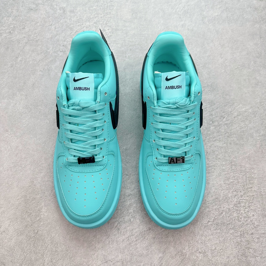 图片[2]-💰140 ＃福利特价‼AMBUSH x NK Air Force 1 Low 空军一号宽底版系列低帮百搭休闲运动板鞋 联名大钩 DV3464 在 Yoon Ahn 的职权范围内 AMBUSH 已经确立了自己在日本街头服饰生态系统中的主要地位 同时通过 Air Adjust Force 和一系列 Dunks 的合作帮助 他们最近在美国的东亚印记显着扩大 预计将在这个假期首次亮相 该品牌现在将其人才带入 Air Force 1，这是这两个群体年轻的四年关系中的第一次 除了之前看到的“白/黑”AF1 后者的结构始终采用优质工具 鞋面采用高端滚纹皮革 而 AMBUSH 品牌的鞋跟夹和加长的摩托车尾管 Swooshes 为下面所示的包覆设计注入了个性 相对于标志性的“三重黑”美学 深黑色产品享有上述色调的完全色调处理 除了它的中足格纹和上鞋舌品牌 它用清爽的白色细节和镀铬杜布拉斯照亮了漆黑的整体  “皇家蓝”锚定了从鞋垫到第二套服装不间断鞋底单元的所有东西 而与上述相同的装饰 – 包括鞋跟标签 – 以名义上的黄色阴影结束 尺码：36 36.5 37.5 38 38.5 39 40 40.5 41 42 42.5 43 44 44.5 45 编码：Sby2936010-运动鞋