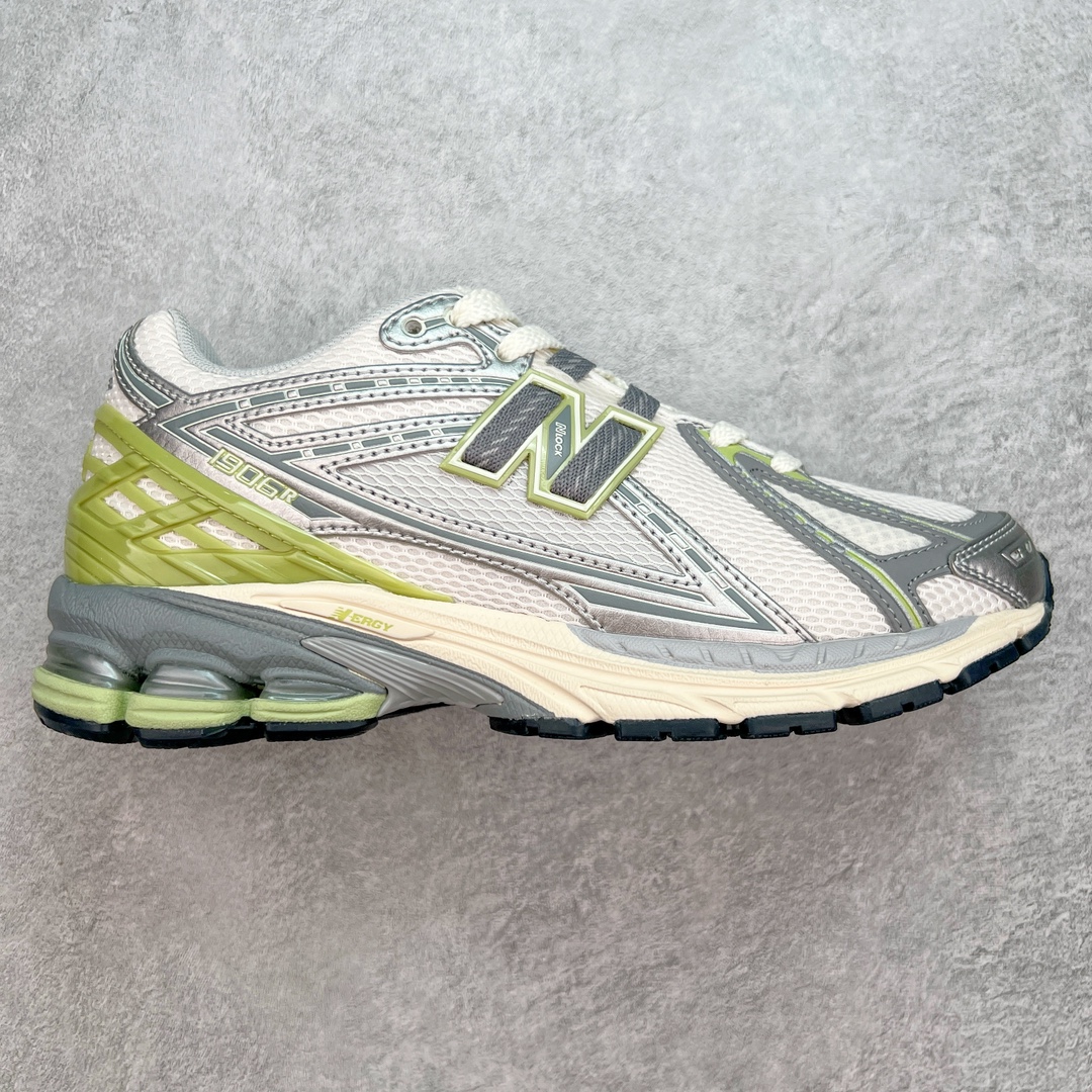 💰180 New Balance M1906R NB新百伦系列复古老爹风休闲运动慢跑鞋 采用轻质牛剖革拼接透气网眼衬垫织物鞋面材质 T-Beam大底提供足步弓支撑 保持步态稳定#后跟搭载外露缓震胶 鞋身整体以各种深浅不一的灰色覆盖 鞋头以淡蓝色调装饰，网眼衬垫通过不规律的色块实现做旧的美感 泛黄的鞋底更是进一步增添了复古气息 尺码：36 37 37.5 38 38.5 39.5 40 40.5 41.5 42 42.5 43 44 45 编码：Fby2936050-运动鞋