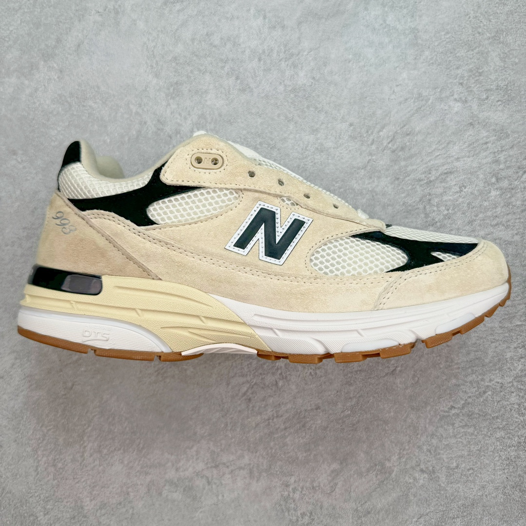 💰270 ＃总裁 New Balance U993WS 新百伦NB993总统复古慢跑鞋 米白 正确3M反光细节 原楦原纸版开发 正确6层组合底模精密开发 后跟透明TPU水晶装饰条稳固 沿用了引以为傲的跑鞋手工技艺 采用猪皮绒面并包裹局部透气网面的鞋身设计 菱网鞋舌上刻有New Balance USA 鞋面依旧身着经典的大热之灰 彰显了其高端的品质身份 尺码：40 40.5 41.5 42 42.5 43 44 44.5 45 46.5 编码：by3936040-运动鞋