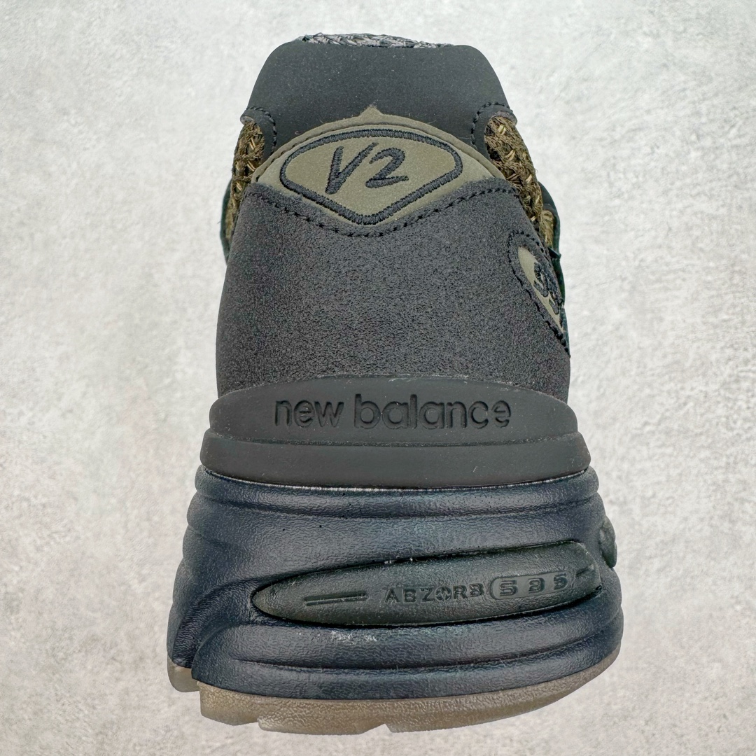 图片[8]-💰280 ＃总裁 STONE ISLAND x New Balance NB991V2 第一代总统复古慢跑鞋 石头岛联名 黑橄榄绿 U991SD2 正确3M反光细节 原楦原纸版开发 正确6层组合底模精密开发 后跟透明TPU水晶装饰条稳固 沿用了引以为傲的跑鞋手工技艺 采用猪皮绒面并包裹局部透气网面的鞋身设计 菱网鞋舌上刻有New Balance USA 鞋面依旧身着经典的大热之灰 彰显了其高端的品质身份 尺码：36 37 37.5 38 38.5 39 40 40.5 41.5 42 42.5 43 44 45 46.5 编码：by3936050-运动鞋