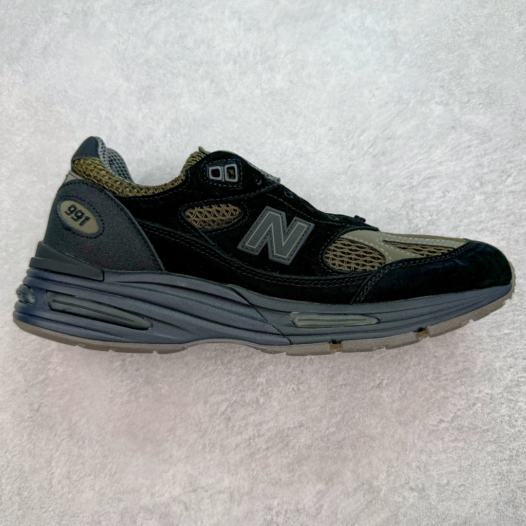 💰280 ＃总裁 STONE ISLAND x New Balance NB991V2 第一代总统复古慢跑鞋 石头岛联名 黑橄榄绿 U991SD2 正确3M反光细节 原楦原纸版开发 正确6层组合底模精密开发 后跟透明TPU水晶装饰条稳固 沿用了引以为傲的跑鞋手工技艺 采用猪皮绒面并包裹局部透气网面的鞋身设计 菱网鞋舌上刻有New Balance USA 鞋面依旧身着经典的大热之灰 彰显了其高端的品质身份 尺码：36 37 37.5 38 38.5 39 40 40.5 41.5 42 42.5 43 44 45 46.5 编码：by3936050-运动鞋