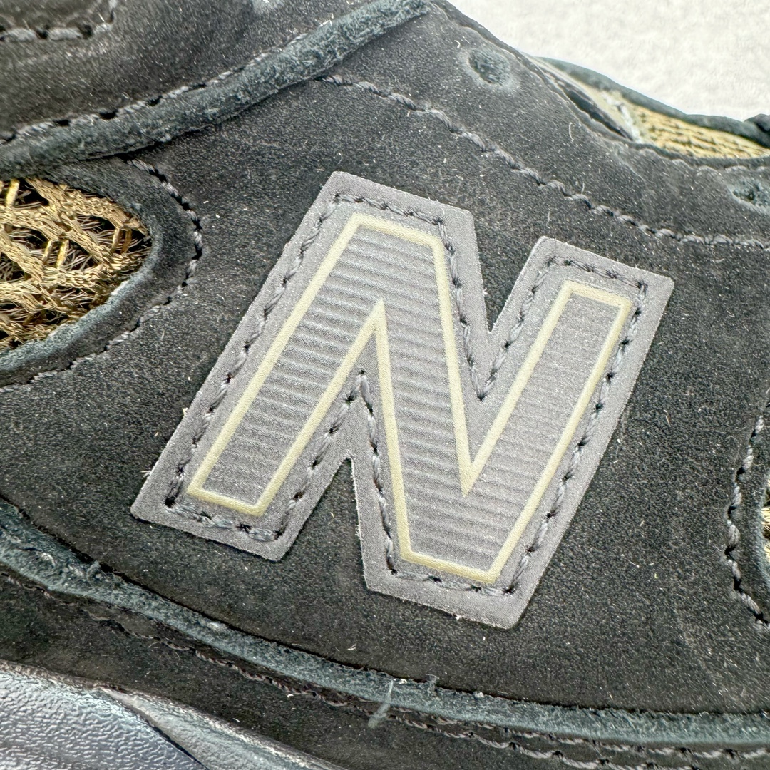 图片[20]-💰280 ＃总裁 STONE ISLAND x New Balance NB991V2 第一代总统复古慢跑鞋 石头岛联名 黑橄榄绿 U991SD2 正确3M反光细节 原楦原纸版开发 正确6层组合底模精密开发 后跟透明TPU水晶装饰条稳固 沿用了引以为傲的跑鞋手工技艺 采用猪皮绒面并包裹局部透气网面的鞋身设计 菱网鞋舌上刻有New Balance USA 鞋面依旧身着经典的大热之灰 彰显了其高端的品质身份 尺码：36 37 37.5 38 38.5 39 40 40.5 41.5 42 42.5 43 44 45 46.5 编码：by3936050-运动鞋