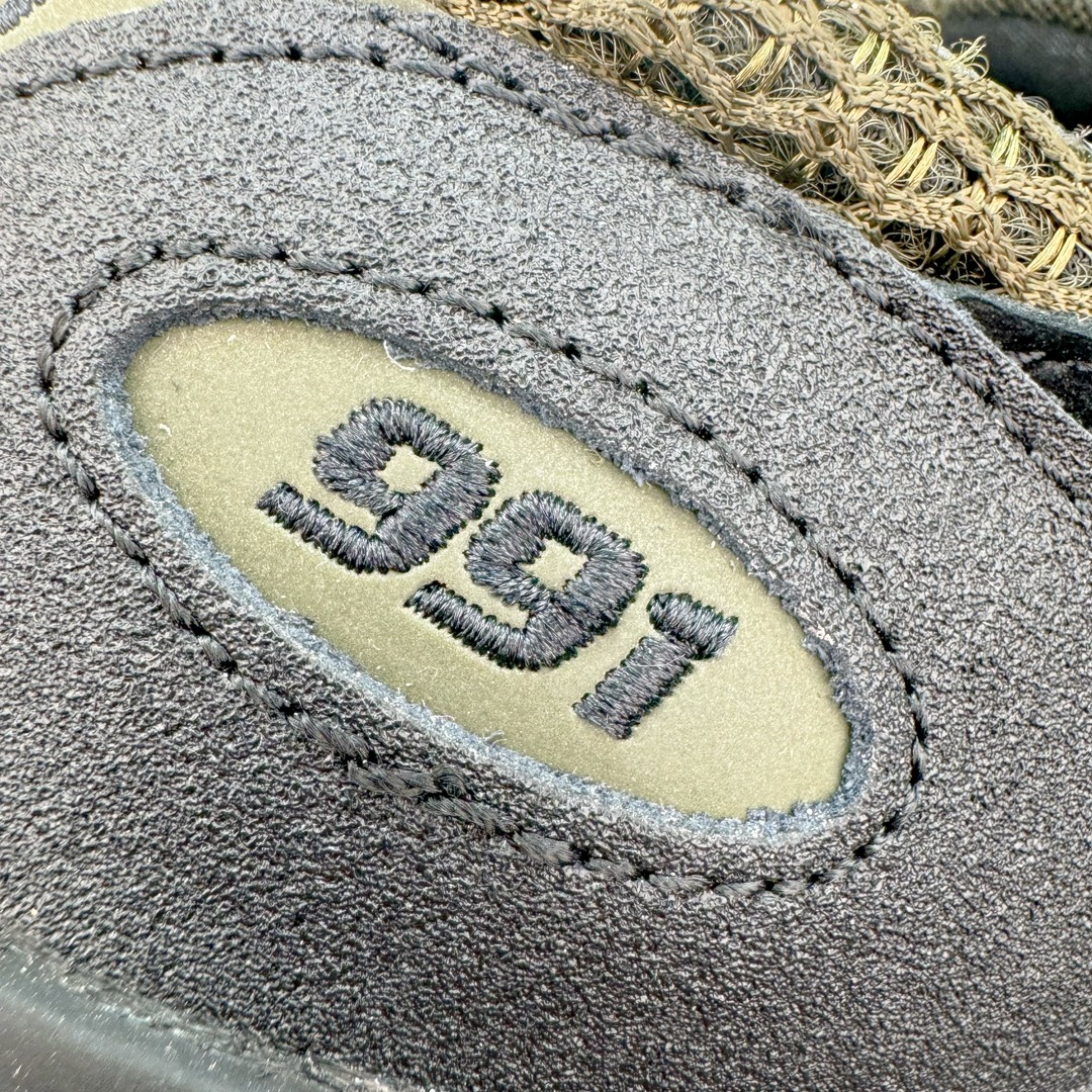 图片[18]-💰280 ＃总裁 STONE ISLAND x New Balance NB991V2 第一代总统复古慢跑鞋 石头岛联名 黑橄榄绿 U991SD2 正确3M反光细节 原楦原纸版开发 正确6层组合底模精密开发 后跟透明TPU水晶装饰条稳固 沿用了引以为傲的跑鞋手工技艺 采用猪皮绒面并包裹局部透气网面的鞋身设计 菱网鞋舌上刻有New Balance USA 鞋面依旧身着经典的大热之灰 彰显了其高端的品质身份 尺码：36 37 37.5 38 38.5 39 40 40.5 41.5 42 42.5 43 44 45 46.5 编码：by3936050-运动鞋