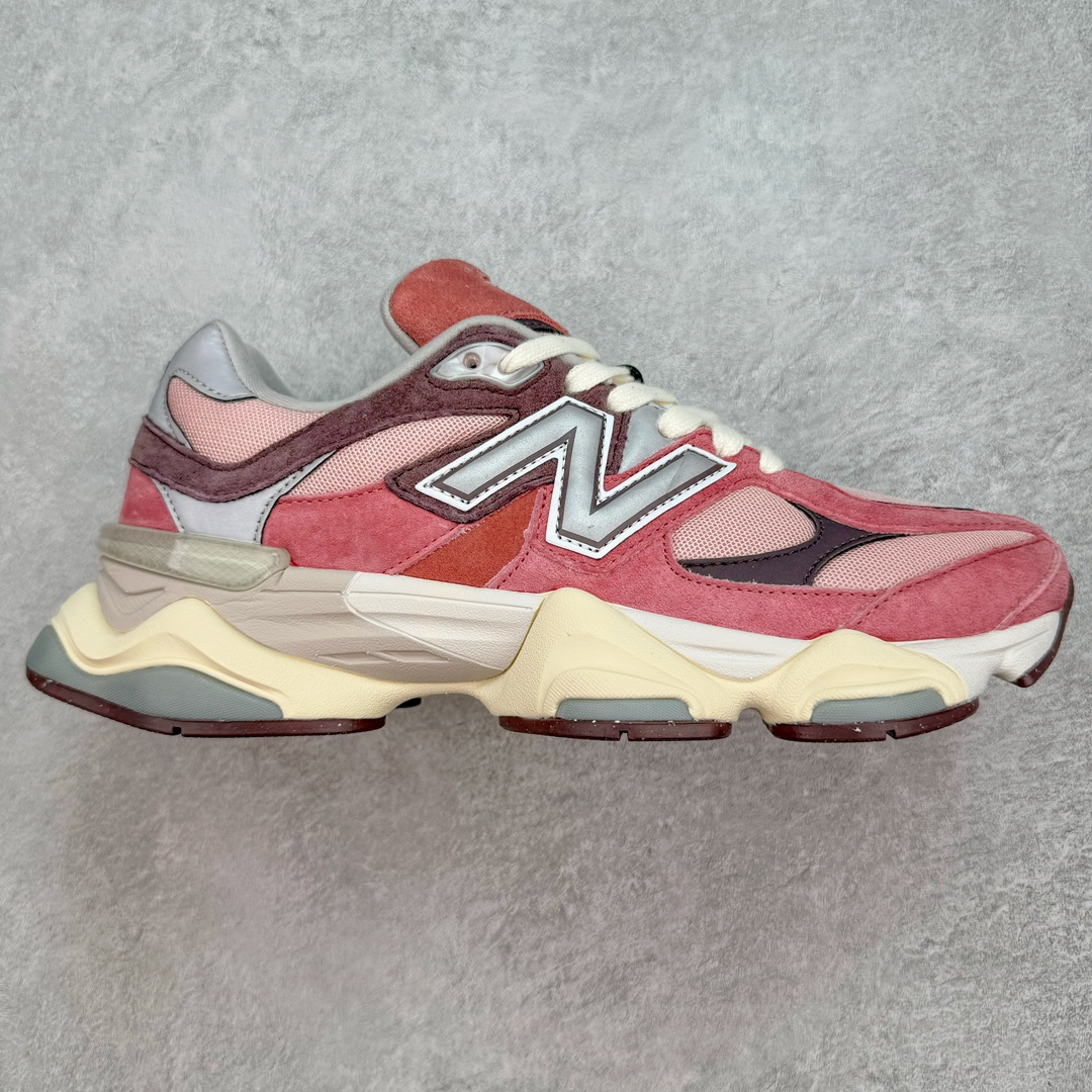 💰210 ＃C版 New Balance NB9060系列 新百伦绒面革网布经典百搭防滑耐磨透气低帮生活休闲鞋 新百伦又带来了新鞋型 并且是与芝加哥街头品牌 Joe Freshgoods 的联名款 鞋身主体采用了类似 990 系列的设计风格 与传统复古慢跑鞋区别不大 最大的变化就是鞋底部分 在传统设计的中底外层 增加了多个分区的模块 圆润的线条设计与我们熟悉的 New Balance 风格截然不同 但与同样充满弧形线条的鞋面搭配 看起来毫无违和感 Size：36 37 37.5 38 38.5 39 40 40.5 41 42 42.5 43 44 45.5 46.5 编码：by2936080-运动鞋