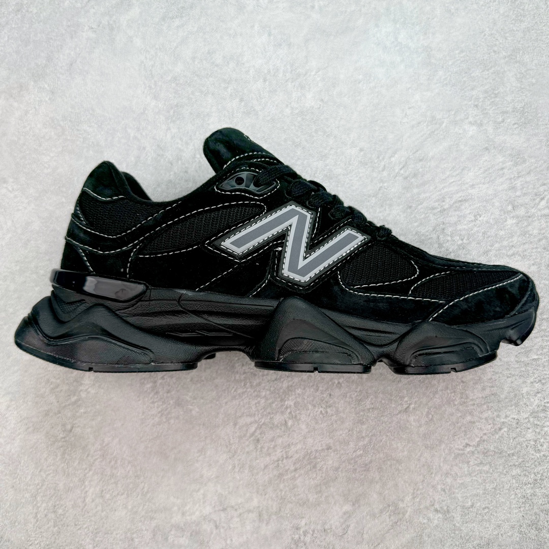 💰210 ＃C版 New Balance NB9060系列 新百伦绒面革网布经典百搭防滑耐磨透气低帮生活休闲鞋 新百伦又带来了新鞋型 并且是与芝加哥街头品牌 Joe Freshgoods 的联名款 鞋身主体采用了类似 990 系列的设计风格 与传统复古慢跑鞋区别不大 最大的变化就是鞋底部分 在传统设计的中底外层 增加了多个分区的模块 圆润的线条设计与我们熟悉的 New Balance 风格截然不同 但与同样充满弧形线条的鞋面搭配 看起来毫无违和感 Size：36 37 37.5 38 38.5 39 40 40.5 41 42 42.5 43 44 45.5 46.5 编码：by2936080-运动鞋