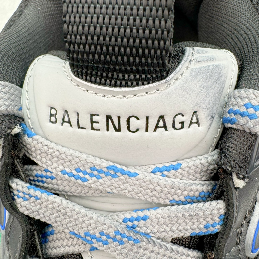 图片[11]-💰370 ＃VG零售版 BALENCIAGA 10XL Sneakers 巴黎世家十二代网布系带低帮走秀复古老爹鞋 全套原纸板楦头开发 最原汁原味的灵魂版型 全鞋荧光划线卡点 胶水把控整洁度追求极致完美 每一双都是工艺品 多重QC质检 超越公司货的品控标准 实实在在的免检产品 原盒原配 正确字体电绣 粗细、位置、大小正确 侧边TPU 透气孔匹配意产原版 正确分离大底 TPU软底 原版一致大底LOGO 立体感十足 原厂皮料水洗做旧 采购原厂网纱 不含皮革 网布材料和聚氨酯 磨损效果 展现品牌对于新潮事物的热情 这款鞋子拥有巨大尺寸和醒目设计 符合当下”老爹鞋”的趋势 鞋子采用银灰配色 营造出低调而不失华丽的效果 10XL的尺码使它成为市场中最显眼的存在 适合追求个性化的人群 Balenciaga始终站在时尚前沿 此次发布的产品再次体现了他们的创新能力 尺码：35 36 37 38 39 40 41 42 43 44 45 46 编码：by4936040-运动鞋