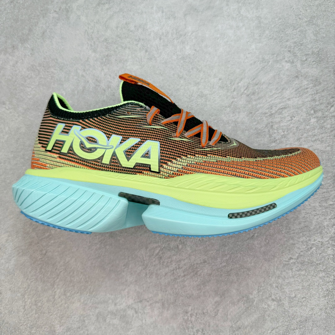 💰200 Hoka One One Cielo X 1 Low 天空X1代系列低帮厚底轻量休闲运动慢跑鞋 无论某家鞋厂新品一旦发售，在这之前都会会迎来多方面宣传推荐，近期HOKA推出了一款针对于精英跑者穿着的竞速跑鞋CIELO X1，却反其道而行之发起了跑者劝退挑战。何言劝退？简单来说，就是你没有一定的跑步能力与它适配，不要穿它！HOKA称 CIELO X1 是迄今为止路跑产品矩阵中能量反馈“最”强的新一代竞速跑鞋，以厚底缓震为制鞋核心，致力于助推精英跑者不断超越迈向速度巅峰，HOKA希望跑者能够安全开跑，跑得更稳、更远、更长久。HOKA CIELO X1 的命名来源，Cielo 在西班牙语中意为“天空”，X指的是带有碳纤维板的鞋子，你可以这么理解：这是一款能够带你快到飞起的竞速碳板跑鞋。外观整合HOKA 顶尖碳板技术、中底泡棉科技和几何学，设计符合自然步态的不对称鞋面和鞋底结构，专为精英跑者打造。以工程针织鞋面为基底，炫彩织纹和亮面薄膜更显未来科技感；不对称针织鞋舌设计搭配双空穿带设计的再生聚酯鞋带，可更好包裹双脚，穿脱更能一体化。后跟内侧设置加厚泡棉，整体楦型包覆贴合，不用担心磨脚后跟的问题同时也能更好地强化足跟杯稳定度。中底使用双层超临界PEBA泡棉，脚感更显软弹，内嵌HOKA全新翼状碳纤维板，让跑者在奔跑的同时就像踩在棉花一般柔软但因为强劲碳板的作用又能很快的跳起来，实现高效的动能回收。尺码：36 36.5 37.5 38 38.5 39 40 40.5 41 42 42.5 43 44 44.5 45 编码：XDby2936070-运动鞋