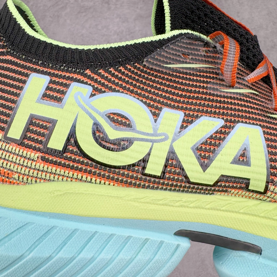 图片[13]-💰200 Hoka One One Cielo X 1 Low 天空X1代系列低帮厚底轻量休闲运动慢跑鞋 无论某家鞋厂新品一旦发售，在这之前都会会迎来多方面宣传推荐，近期HOKA推出了一款针对于精英跑者穿着的竞速跑鞋CIELO X1，却反其道而行之发起了跑者劝退挑战。何言劝退？简单来说，就是你没有一定的跑步能力与它适配，不要穿它！HOKA称 CIELO X1 是迄今为止路跑产品矩阵中能量反馈“最”强的新一代竞速跑鞋，以厚底缓震为制鞋核心，致力于助推精英跑者不断超越迈向速度巅峰，HOKA希望跑者能够安全开跑，跑得更稳、更远、更长久。HOKA CIELO X1 的命名来源，Cielo 在西班牙语中意为“天空”，X指的是带有碳纤维板的鞋子，你可以这么理解：这是一款能够带你快到飞起的竞速碳板跑鞋。外观整合HOKA 顶尖碳板技术、中底泡棉科技和几何学，设计符合自然步态的不对称鞋面和鞋底结构，专为精英跑者打造。以工程针织鞋面为基底，炫彩织纹和亮面薄膜更显未来科技感；不对称针织鞋舌设计搭配双空穿带设计的再生聚酯鞋带，可更好包裹双脚，穿脱更能一体化。后跟内侧设置加厚泡棉，整体楦型包覆贴合，不用担心磨脚后跟的问题同时也能更好地强化足跟杯稳定度。中底使用双层超临界PEBA泡棉，脚感更显软弹，内嵌HOKA全新翼状碳纤维板，让跑者在奔跑的同时就像踩在棉花一般柔软但因为强劲碳板的作用又能很快的跳起来，实现高效的动能回收。尺码：36 36.5 37.5 38 38.5 39 40 40.5 41 42 42.5 43 44 44.5 45 编码：XDby2936070-运动鞋