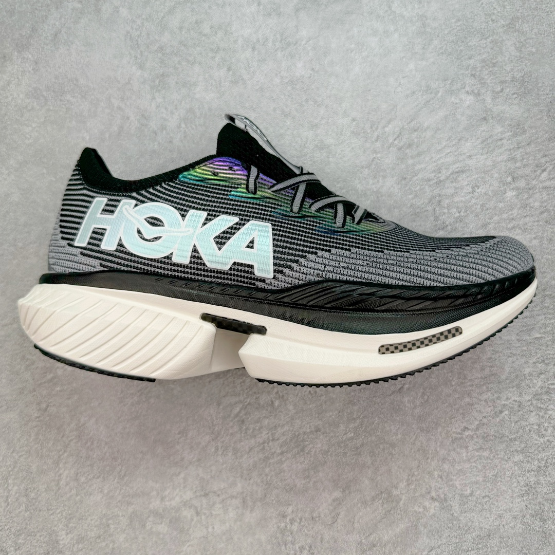 💰200 Hoka One One Cielo X 1 Low 天空X1代系列低帮厚底轻量休闲运动慢跑鞋 无论某家鞋厂新品一旦发售，在这之前都会会迎来多方面宣传推荐，近期HOKA推出了一款针对于精英跑者穿着的竞速跑鞋CIELO X1，却反其道而行之发起了跑者劝退挑战。何言劝退？简单来说，就是你没有一定的跑步能力与它适配，不要穿它！HOKA称 CIELO X1 是迄今为止路跑产品矩阵中能量反馈“最”强的新一代竞速跑鞋，以厚底缓震为制鞋核心，致力于助推精英跑者不断超越迈向速度巅峰，HOKA希望跑者能够安全开跑，跑得更稳、更远、更长久。HOKA CIELO X1 的命名来源，Cielo 在西班牙语中意为“天空”，X指的是带有碳纤维板的鞋子，你可以这么理解：这是一款能够带你快到飞起的竞速碳板跑鞋。外观整合HOKA 顶尖碳板技术、中底泡棉科技和几何学，设计符合自然步态的不对称鞋面和鞋底结构，专为精英跑者打造。以工程针织鞋面为基底，炫彩织纹和亮面薄膜更显未来科技感；不对称针织鞋舌设计搭配双空穿带设计的再生聚酯鞋带，可更好包裹双脚，穿脱更能一体化。后跟内侧设置加厚泡棉，整体楦型包覆贴合，不用担心磨脚后跟的问题同时也能更好地强化足跟杯稳定度。中底使用双层超临界PEBA泡棉，脚感更显软弹，内嵌HOKA全新翼状碳纤维板，让跑者在奔跑的同时就像踩在棉花一般柔软但因为强劲碳板的作用又能很快的跳起来，实现高效的动能回收。尺码：36 36.5 37.5 38 38.5 39 40 40.5 41 42 42.5 43 44 44.5 45 编码：XDby2936070-运动鞋