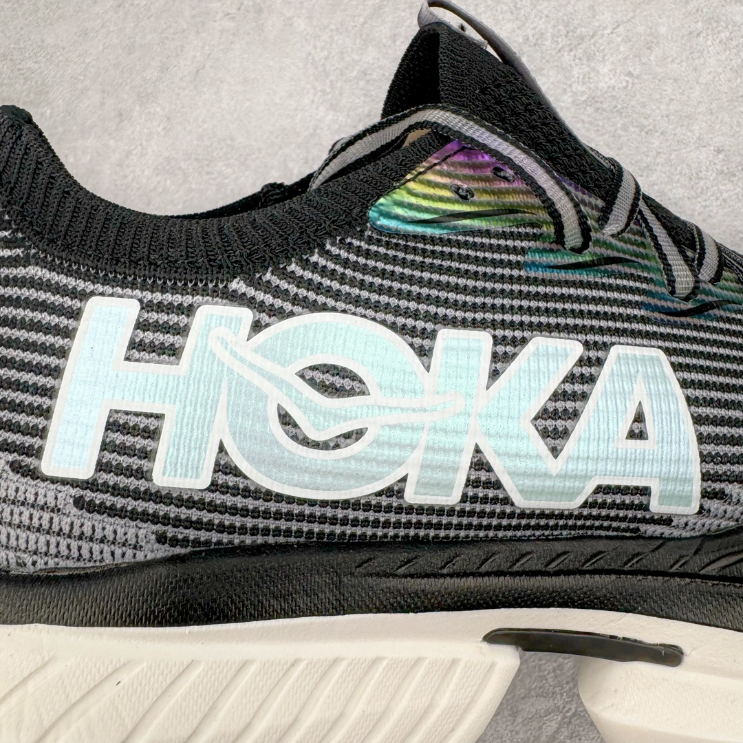 图片[11]-💰200 Hoka One One Cielo X 1 Low 天空X1代系列低帮厚底轻量休闲运动慢跑鞋 无论某家鞋厂新品一旦发售，在这之前都会会迎来多方面宣传推荐，近期HOKA推出了一款针对于精英跑者穿着的竞速跑鞋CIELO X1，却反其道而行之发起了跑者劝退挑战。何言劝退？简单来说，就是你没有一定的跑步能力与它适配，不要穿它！HOKA称 CIELO X1 是迄今为止路跑产品矩阵中能量反馈“最”强的新一代竞速跑鞋，以厚底缓震为制鞋核心，致力于助推精英跑者不断超越迈向速度巅峰，HOKA希望跑者能够安全开跑，跑得更稳、更远、更长久。HOKA CIELO X1 的命名来源，Cielo 在西班牙语中意为“天空”，X指的是带有碳纤维板的鞋子，你可以这么理解：这是一款能够带你快到飞起的竞速碳板跑鞋。外观整合HOKA 顶尖碳板技术、中底泡棉科技和几何学，设计符合自然步态的不对称鞋面和鞋底结构，专为精英跑者打造。以工程针织鞋面为基底，炫彩织纹和亮面薄膜更显未来科技感；不对称针织鞋舌设计搭配双空穿带设计的再生聚酯鞋带，可更好包裹双脚，穿脱更能一体化。后跟内侧设置加厚泡棉，整体楦型包覆贴合，不用担心磨脚后跟的问题同时也能更好地强化足跟杯稳定度。中底使用双层超临界PEBA泡棉，脚感更显软弹，内嵌HOKA全新翼状碳纤维板，让跑者在奔跑的同时就像踩在棉花一般柔软但因为强劲碳板的作用又能很快的跳起来，实现高效的动能回收。尺码：36 36.5 37.5 38 38.5 39 40 40.5 41 42 42.5 43 44 44.5 45 编码：XDby2936070-运动鞋