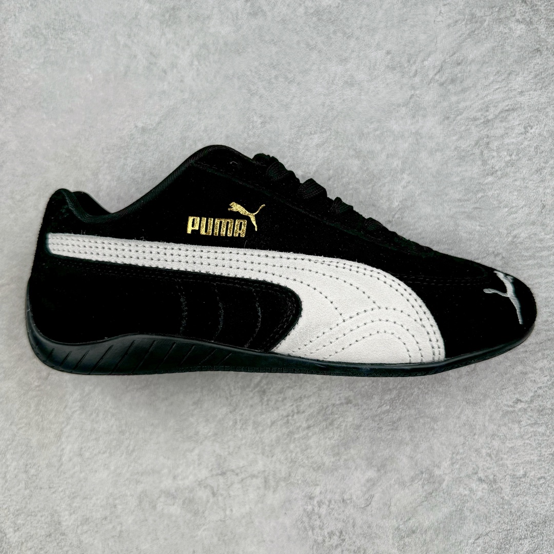 💰170 ＃HP纯原 Open YY x Puma Speedca OG\”Black/White\”彪马极速赛车系列低帮德训风拼接复古百搭休闲运动赛车鞋 OPEN YY x Puma Speedcat，成为韩国 2024 年至今最热鞋款，引发本地玩家排队疯抢，而缔造者之一 OPEN YY 早已席卷韩国时尚圈，并正试图用 Puma 联名等方式，将「首尔辣妹美学」带向全球。本次与「首尔辣妹衣柜」 OPEN YY 联名，发售之外还在乐天世界购物中心举办 POP UP，时尚博主纷纷到场打卡，让 Puma 的「IT Shoes」进一步拓展韩国市场，本次共发售 3 款配色，粉金、沙银更受女玩家喜爱，用以搭配裙装、运动裤，黑银则低调前卫，且男码几乎无溢价；而让不少玩家「提前种草」的，则是 OPEN YY 示范的「彩色丝袜 blokette 混搭」，配合干燥迷幻的亚文化氛围，成为不少女生的「新搭配指南」， POP UP 现场和近两天的社媒上脚图中，不少玩家继续用本次联名 Speedcat 玩转 blokette，并强调 Speedcat 与其他平底运动鞋相比，更加前卫、性感；Speedcat 外，OPEN YY 还将 Puma 的 Tracksuit、复古运动外套等单品，融入自身的「首尔辣妹美学」， 千禧银、赛车印花设计，颇为符合当下首尔街头日常着装的审美，也同样在发售时受到追捧。尺码：35.5 36 37 37.5 38 38.5 39 40 40.5 41 42 42.5 43 44 45 编码：Nby2936040-运动鞋