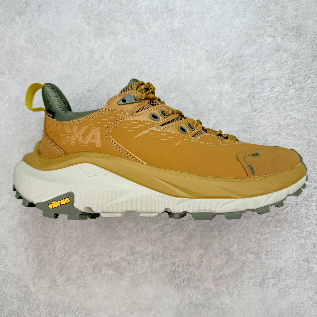 💰220 HOKA ONE ONE Kaha 2 GTX 耐磨減震低帮户外功能运动鞋 具有品着的重量与坐垫比 可提供顶级性能和顶级毛绒 这款低帮徒步旅行者采用带 SwallowTail™ 几何形状的HUBBLE® 鞋跟进行了更新 配备带牵引凸耳的 Vibram® Megagrip 以增加地面接触 这款开创性款式精心制作 采用GORE-TEX 鞋类面料和再生纺织品 SIZE：36 36.5 37.5 38 38.5 39 40 40.5 41 42 42.5 43 44 44.5 45 编码：Bby2936090-运动鞋