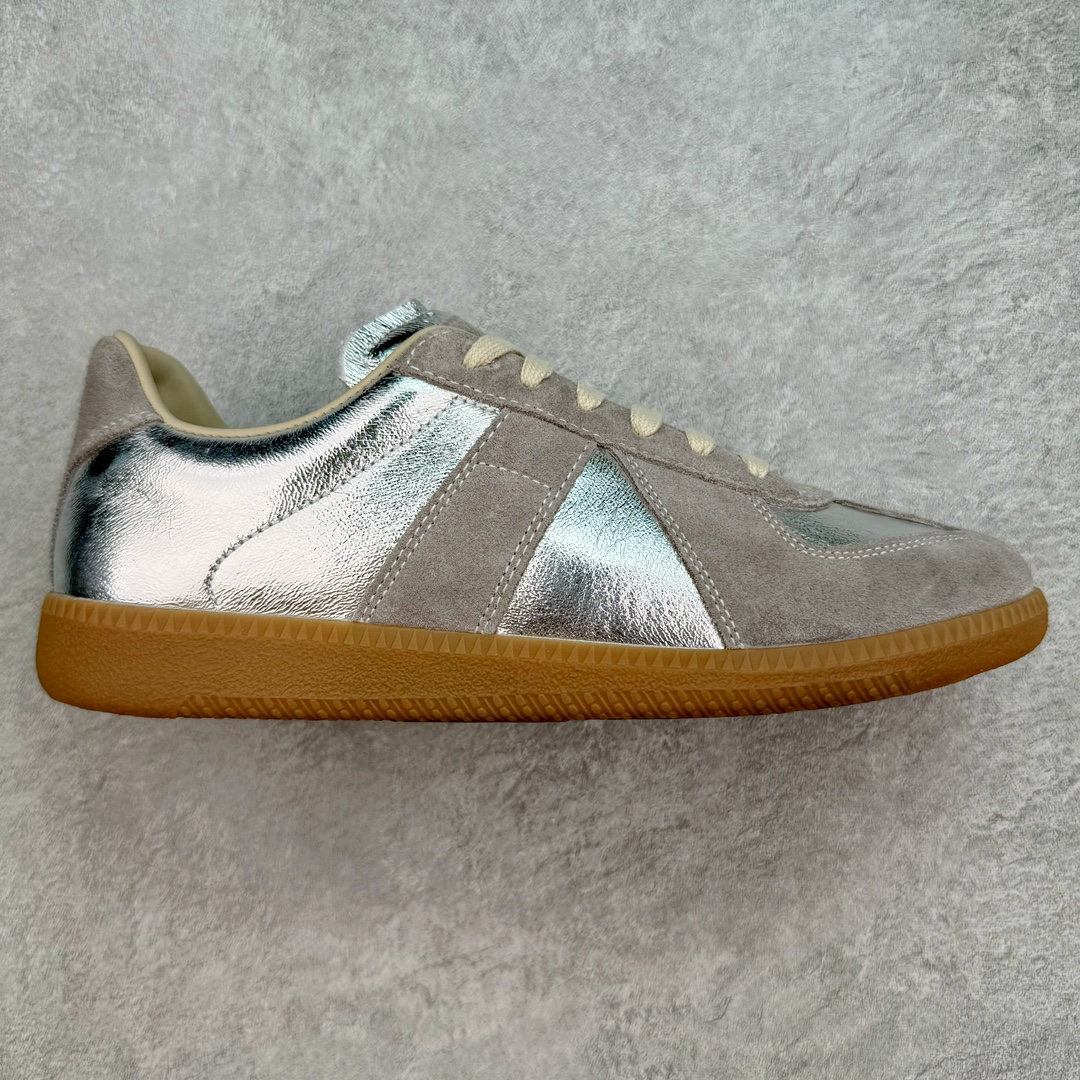 💰230 Maison Margiela Calfskin Replica 马吉拉德训鞋 上万点击率爆款 原档数据开发数月百分百还原 原盒原配防尘袋购物卡 全网唯一正确0-23数字排版 一比一间距字体 内里全头层小羊皮 原版防滑鞋底设计 灰色翻毛牛皮 白色细纹贝利头层皮 依照原版逐帧开发 原装淡粉纸板中底带编号钢印 尺码：35 36 37 38 39 40 41 42 43 44 45 编码：Fby3936000-运动鞋